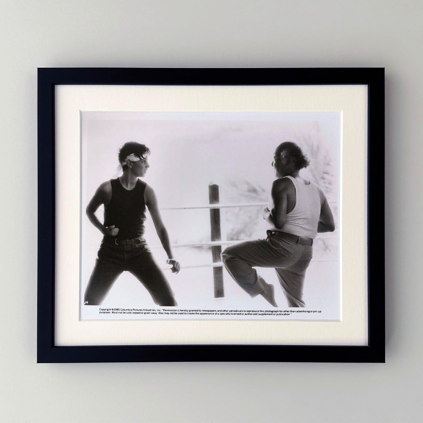 Photo publicitaire originale de 8x10 inches pour The Karate Kid (1984) avec Ralph Macchio et Pat Morita.

Les photos de publicité (film/production) ont été créées pour aider les studios à promouvoir leurs nouveaux films. Les photos ont été incluses