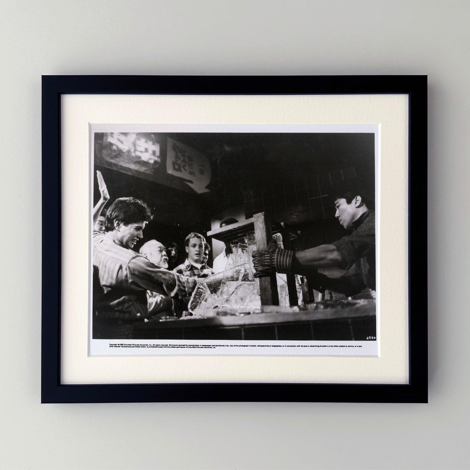 Original 8x10 Zoll Publicity Film Still für The Karate Kid (1984) mit Ralph Macchio und Pat Morita in den Hauptrollen.

Werbefotos (Film/Produktion) wurden erstellt, um die Studios bei der Werbung für ihre neuen Filme zu unterstützen. Die