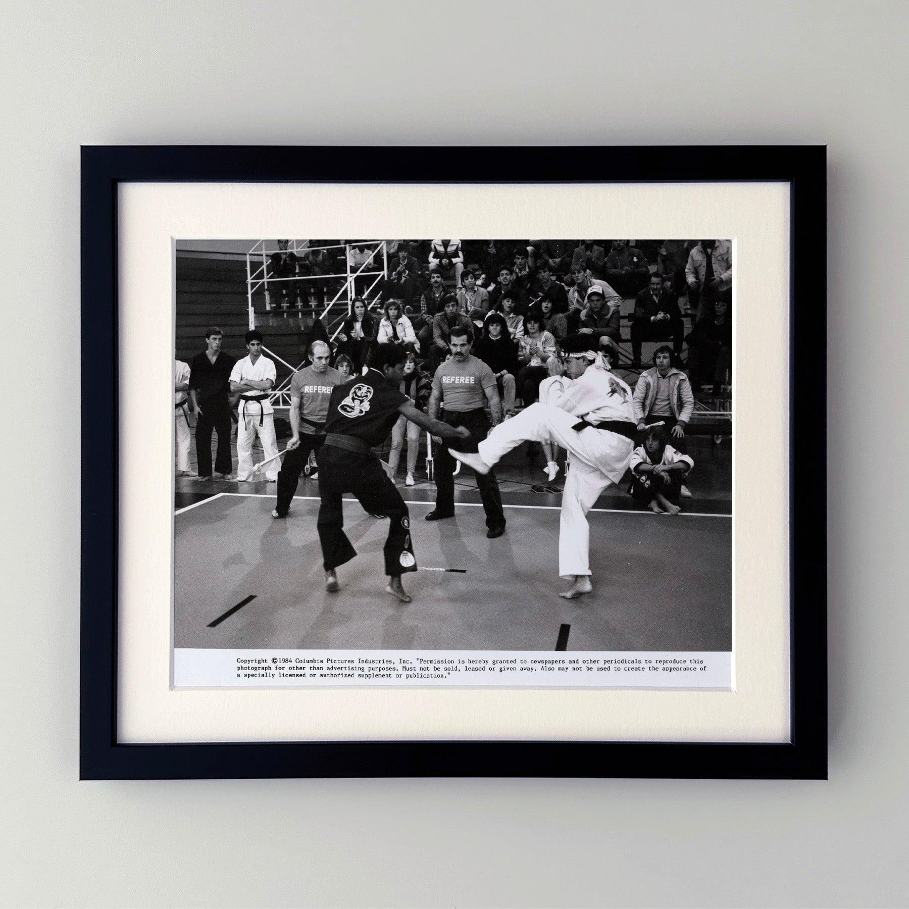 Photo publicitaire originale de 8x10 inches pour The Karate Kid (1984) avec Ralph Macchio et Pat Morita.

Les photos de publicité (film/production) ont été créées pour aider les studios à promouvoir leurs nouveaux films. Les photos ont été incluses