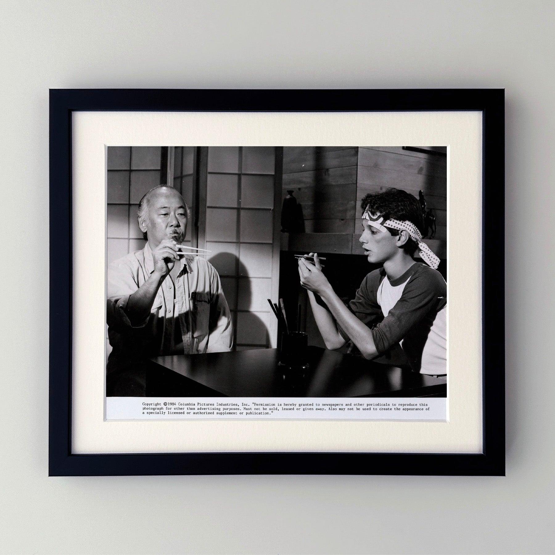 Photo publicitaire originale de 8x10 inches pour The Karate Kid (1984) avec Ralph Macchio et Pat Morita.

Les photos de publicité (film/production) ont été créées pour aider les studios à promouvoir leurs nouveaux films. Les photos ont été incluses