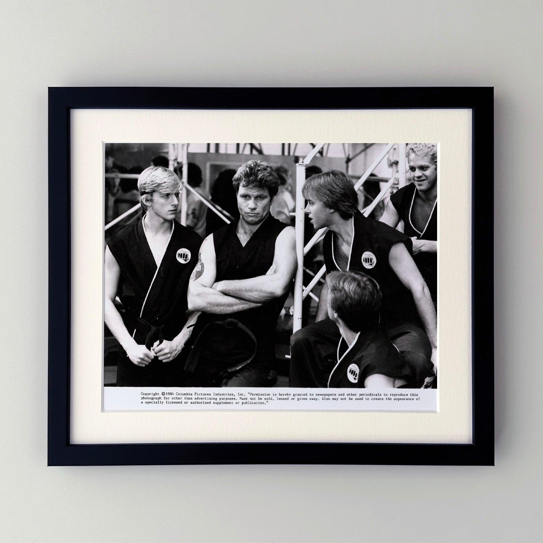 Photo publicitaire originale de 8x10 inches pour The Karate Kid (1984) avec Ralph Macchio et Pat Morita.

Les photos de publicité (film/production) ont été créées pour aider les studios à promouvoir leurs nouveaux films. Les photos ont été incluses