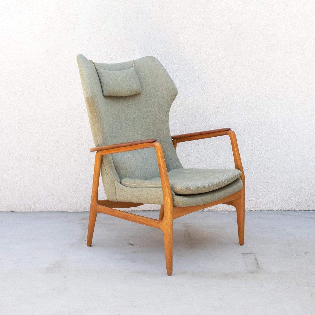 Iconic mid-century lounge chair designed by Aksel Bender Madsen and manufactured by Bovenkamp in the Netherlands in the 1950s. High back cushioned seat with neck pillow and original internal back bolster. Upholstered in factory fabric and in good
