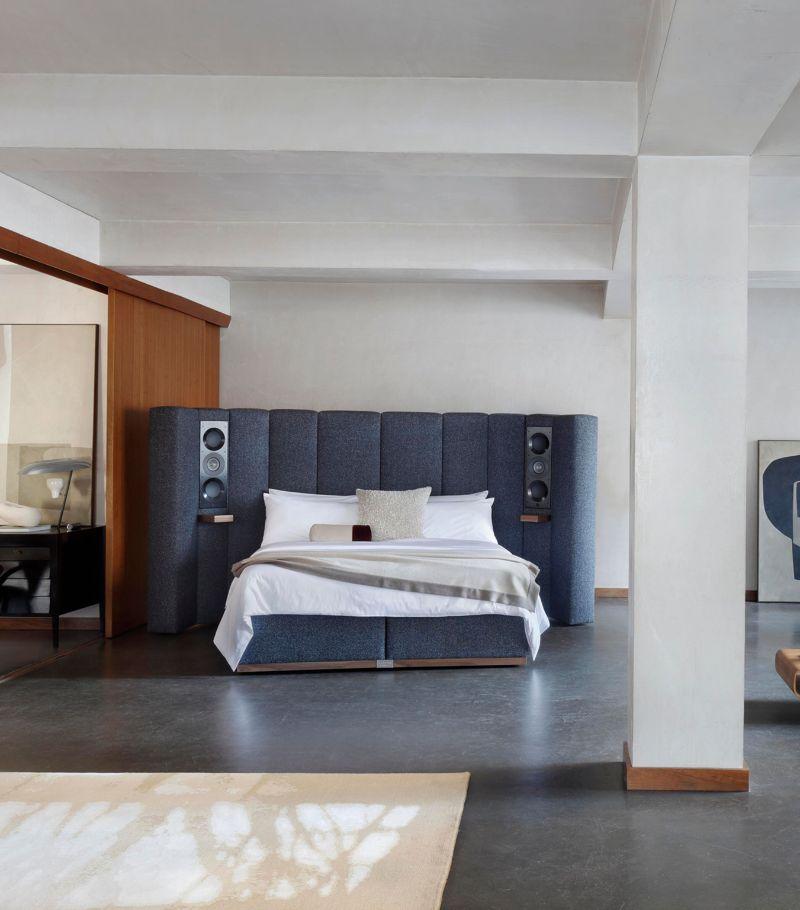 Der Schlaf unterliegt, wie so viele der wichtigsten Funktionen des Lebens, einem Rhythmus - von den entspannenden Ritualen der Abendroutine bis hin zum immer wichtiger werdenden zirkadianen Zyklus. Das Bett SEVENTY FIVE von Savoir x KEF bringt einen