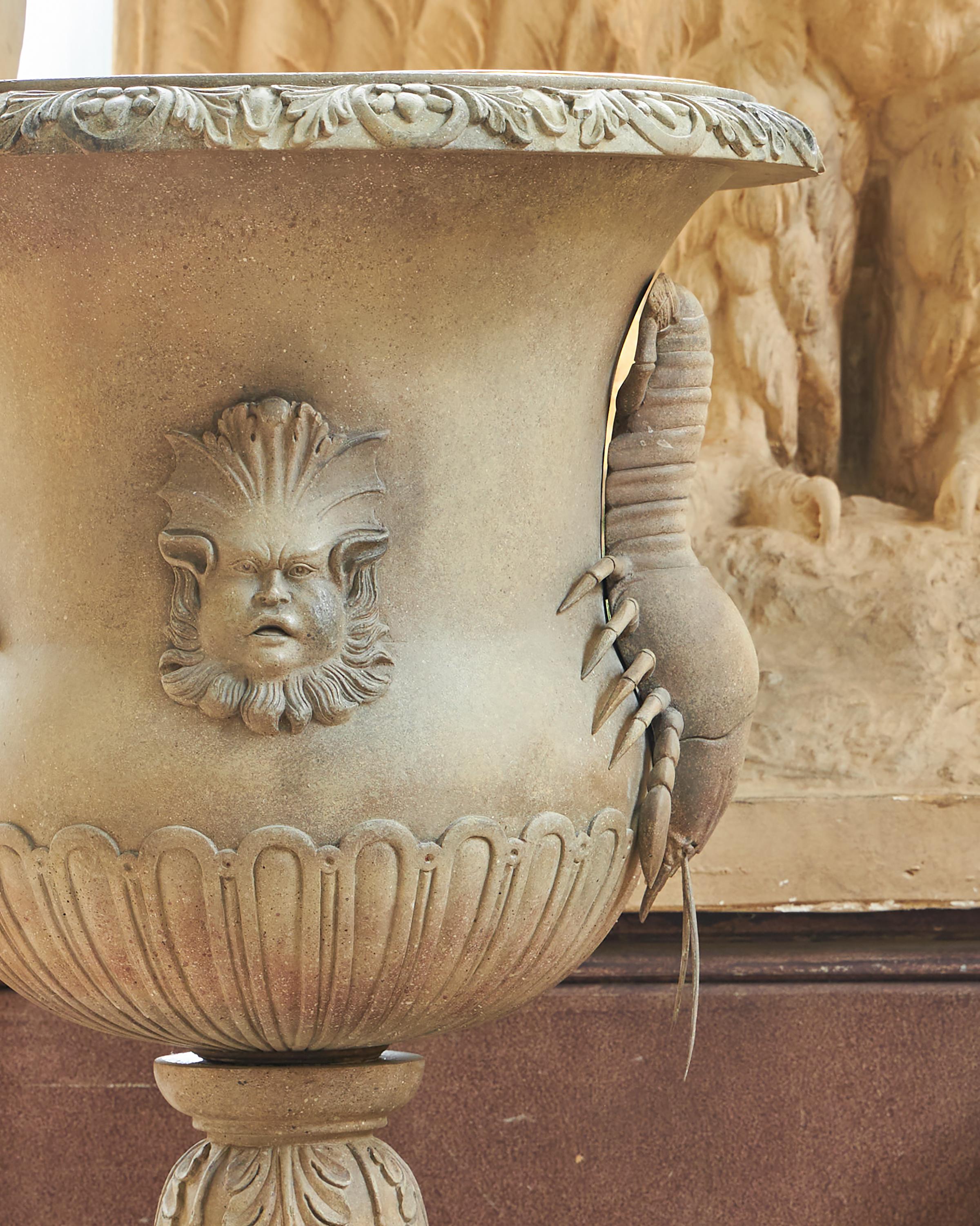 Eine fein geschnitzte Holz- und Gesso-Urne mit maßgeschneidertem Messingeinsatz. Diese Urnen werden häufig als Pflanzgefäße oder große Weinkübel verwendet. Maßgeschneiderte Veredelung möglich.