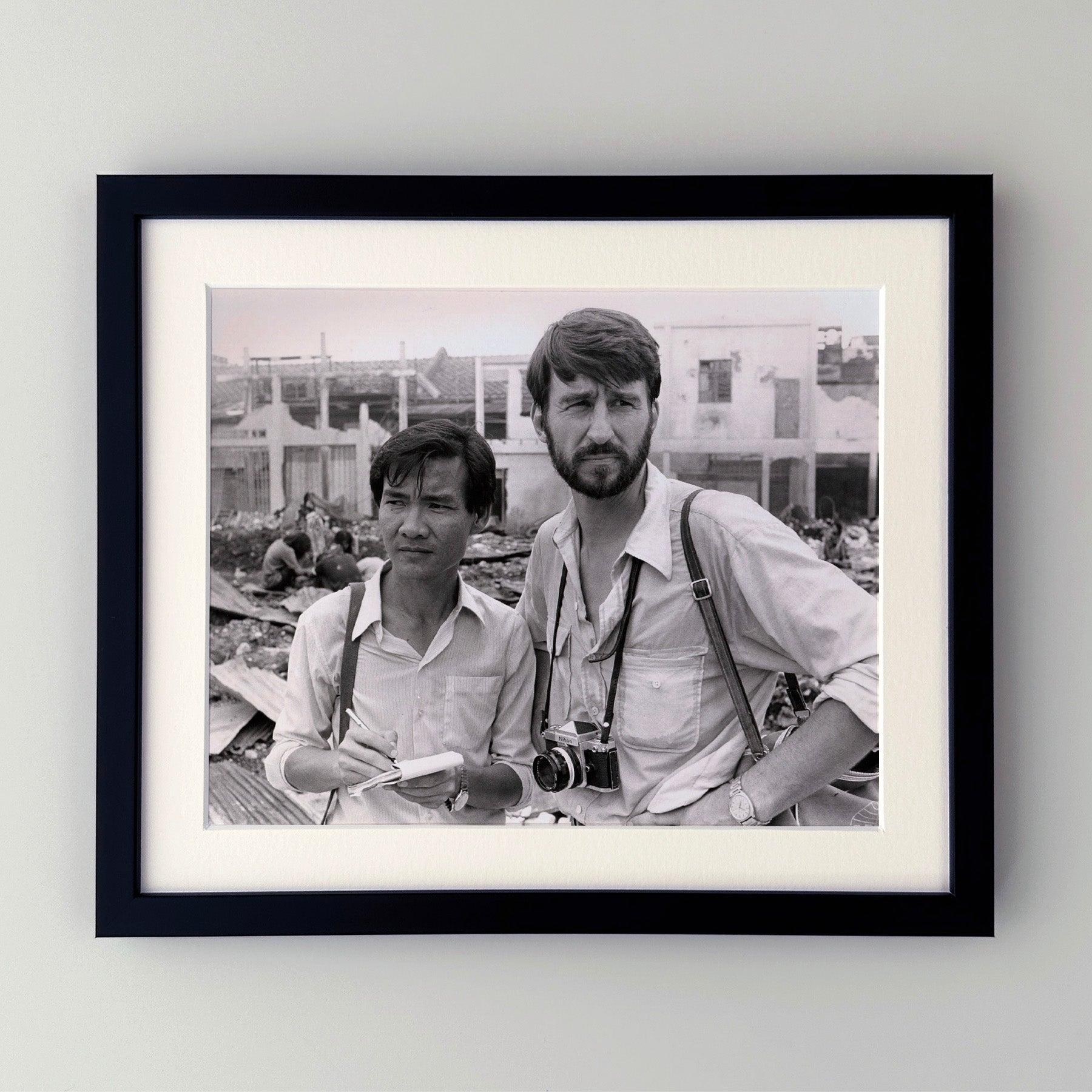 Original 8x10 inches Publicity Film Still for The Killing Fields (1984) avec Sam Waterston et Haing S. Ngor.

Les photos de publicité (film/production) ont été créées pour aider les studios à promouvoir leurs nouveaux films. Les photos ont été