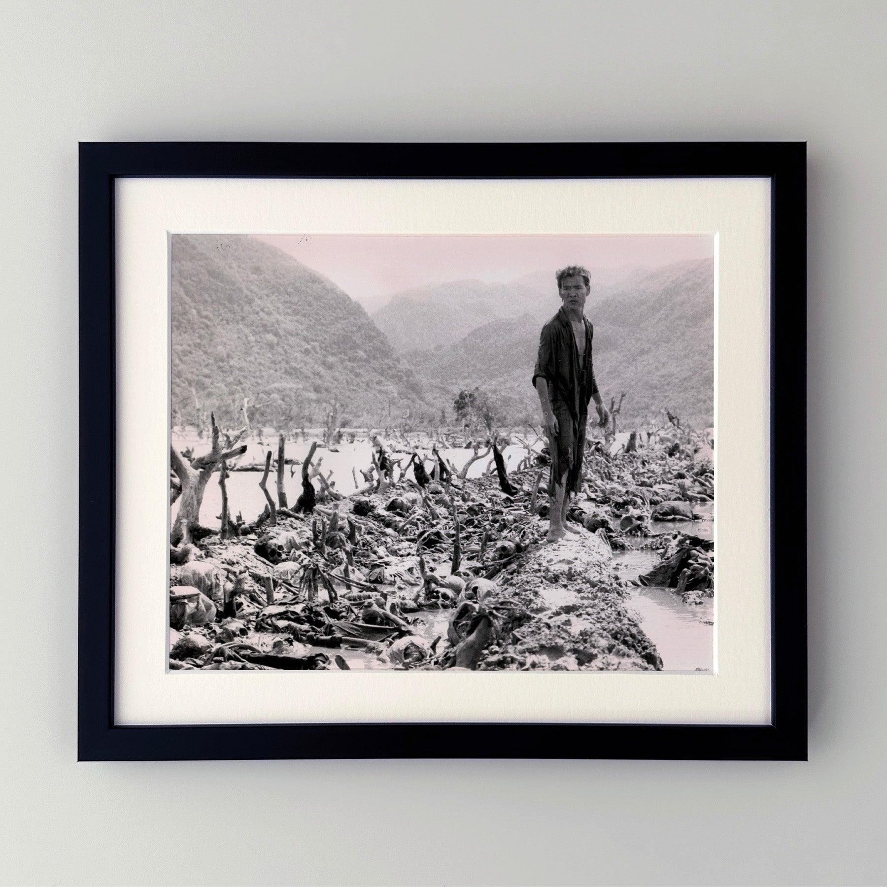 Original 8x10 Zoll Publicity Film Still für The Killing Fields (1984) mit Sam Waterston und Haing S. Ngor in den Hauptrollen.

Werbefotos (Film/Produktion) wurden erstellt, um die Studios bei der Werbung für ihre neuen Filme zu unterstützen. Die