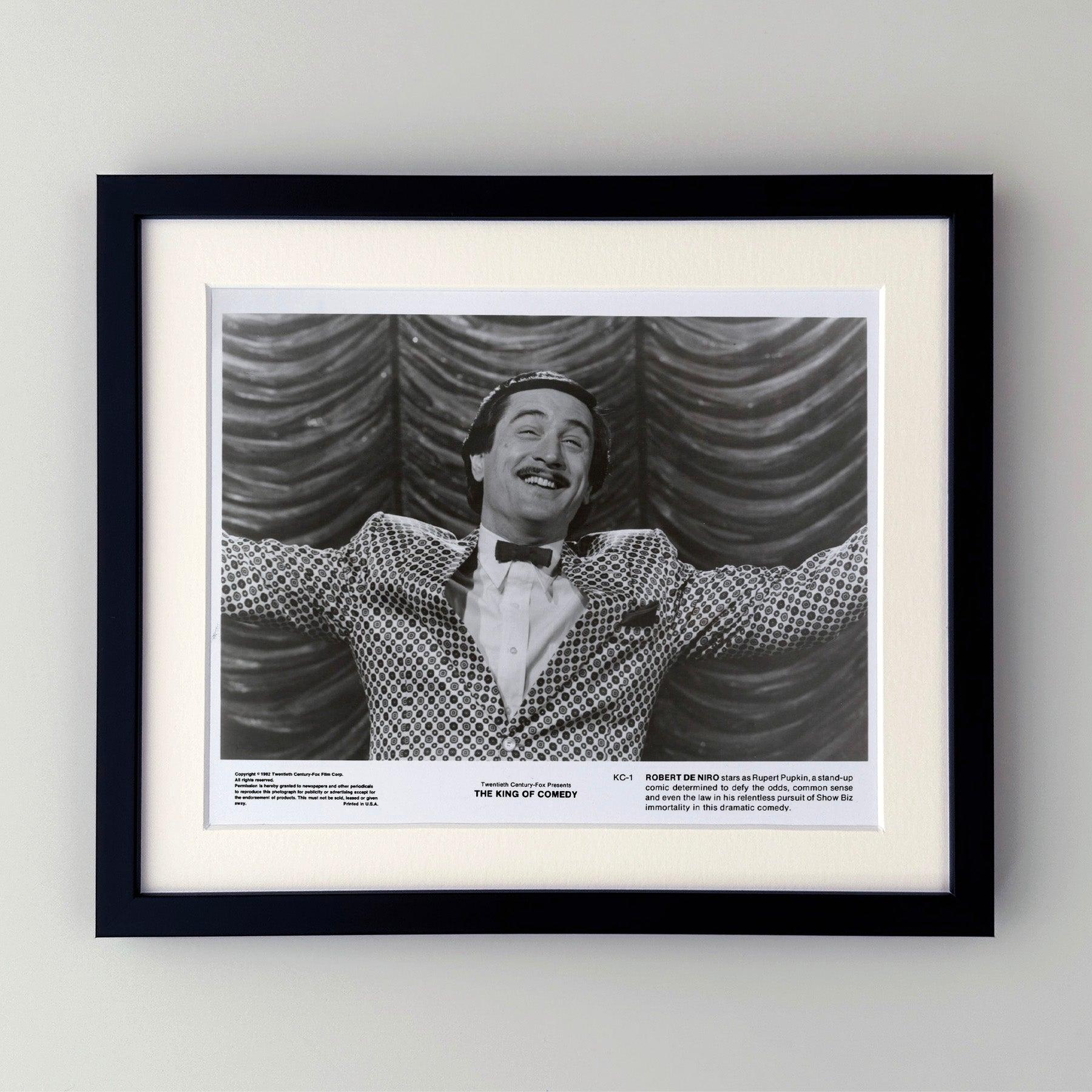 Original 8x10 Zoll Publicity Film Still für The King of Comedy (1982) mit Robert De Niro in der Hauptrolle und unter der Regie von Martin Scorsese.

Werbefotos (Film/Produktion) wurden erstellt, um die Studios bei der Werbung für ihre neuen Filme zu