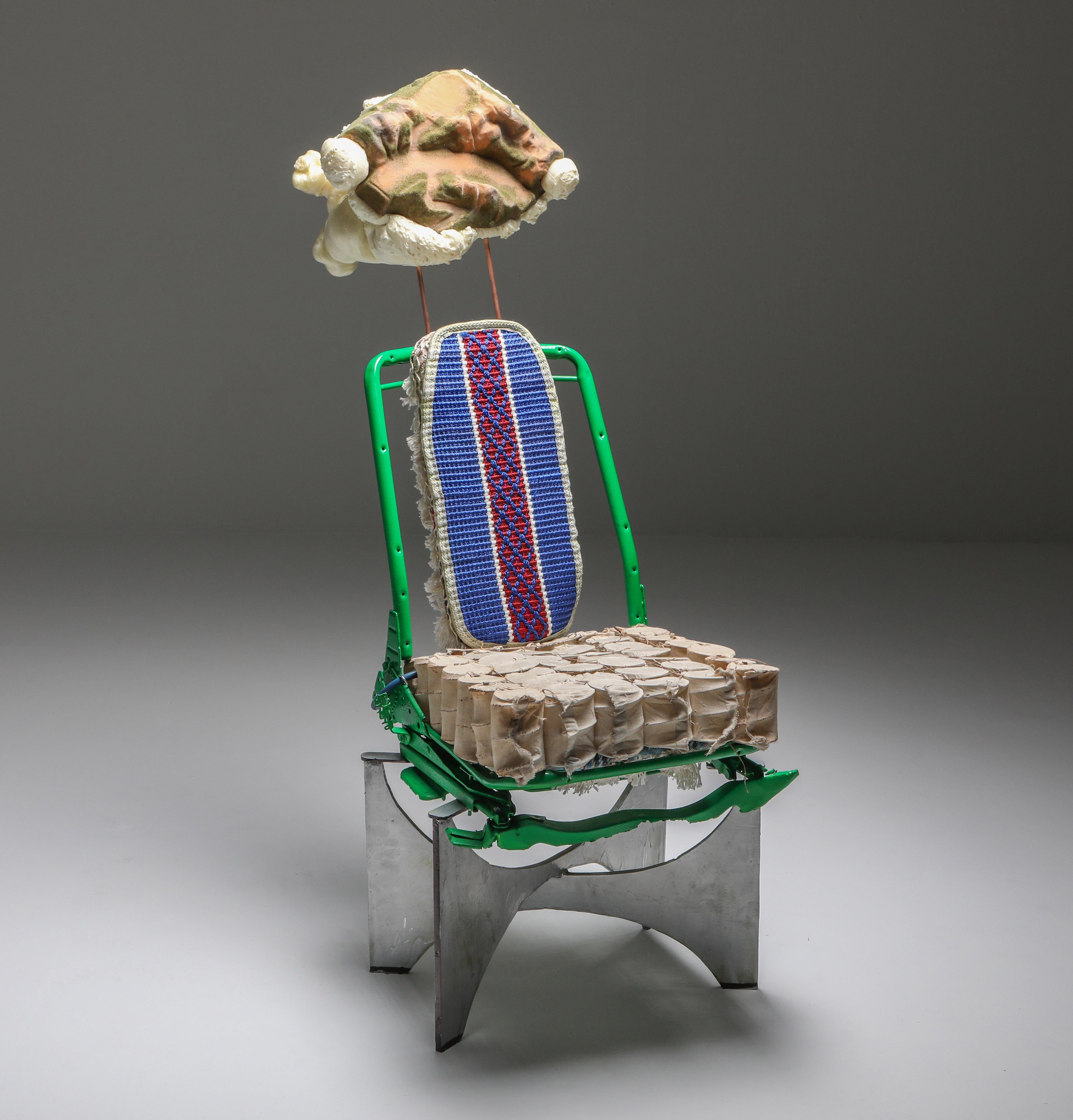 La chaise 'The King of Tiébélé' est une pièce d'art fonctionnelle et un modèle de collection qui comprend un cadre attribué à Philippe Hiquily, un siège provenant d'une Pontiac 72, un siège à ressorts ensachés provenant de l'atelier du grand-père de