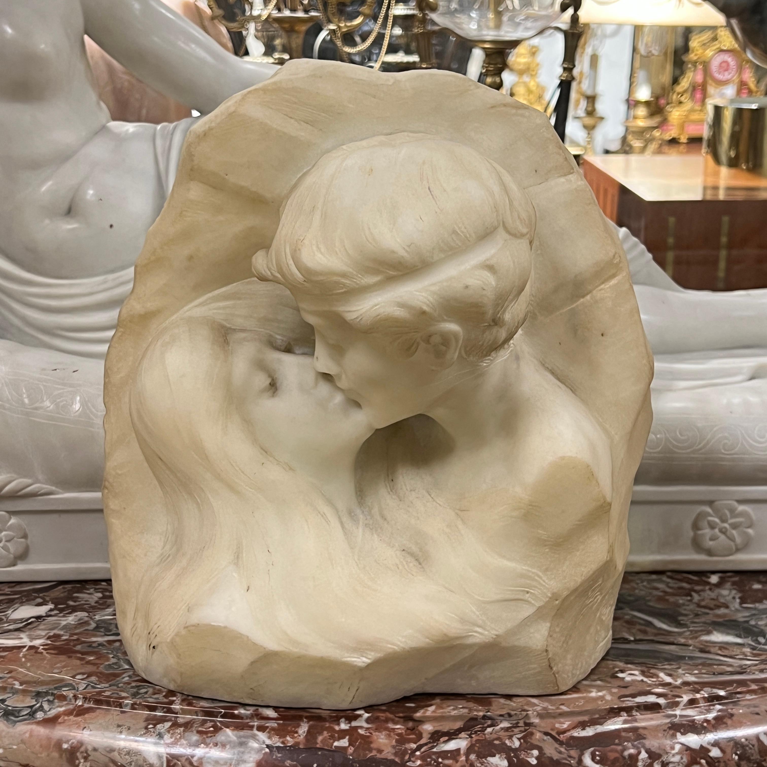 Die Marmorskulptur Kiss des italienischen Bildhauers Ugo Passani.