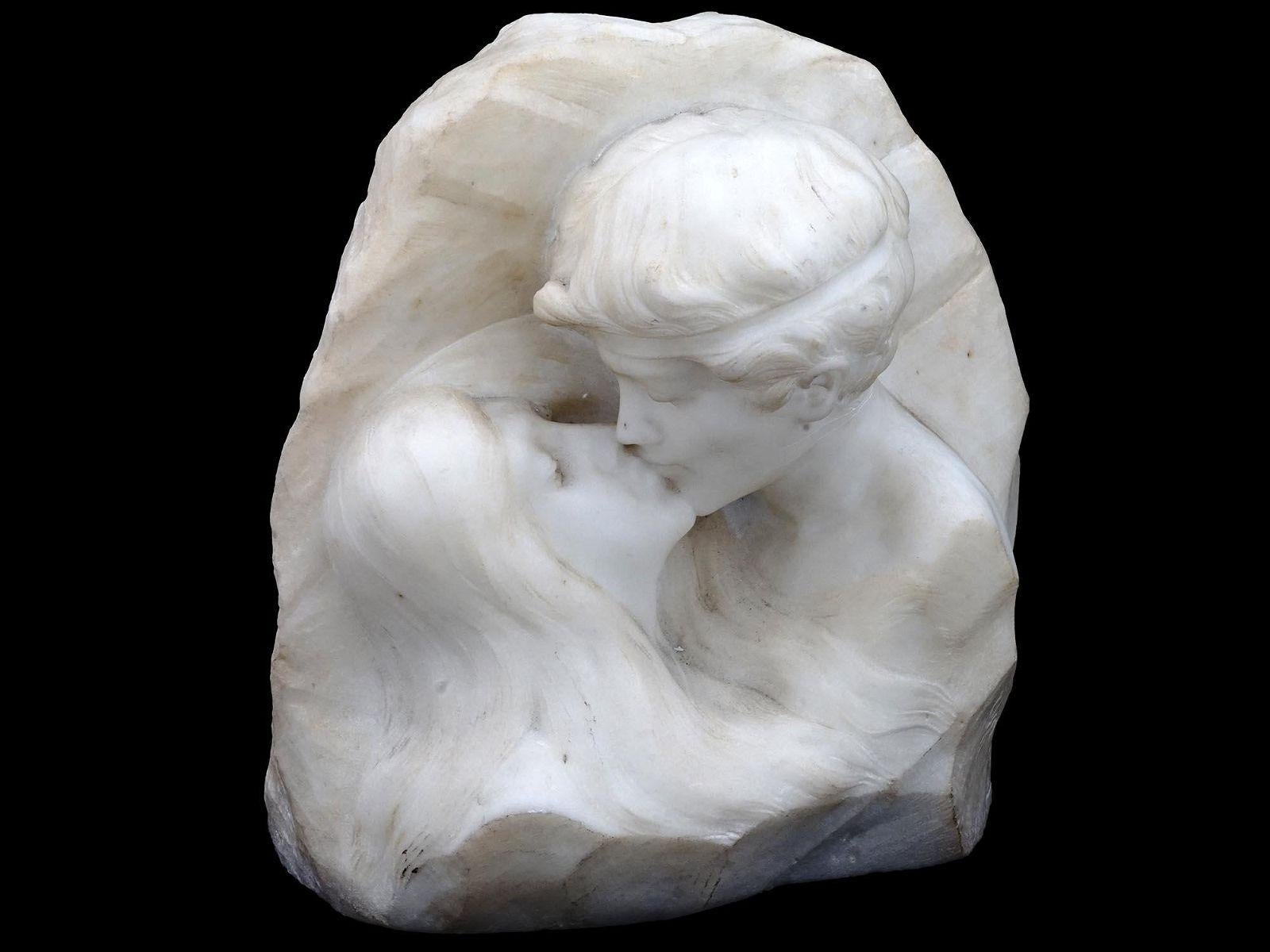 Marbre The Kiss Sculpture en marbre de l'Italien Ugo Passani en vente
