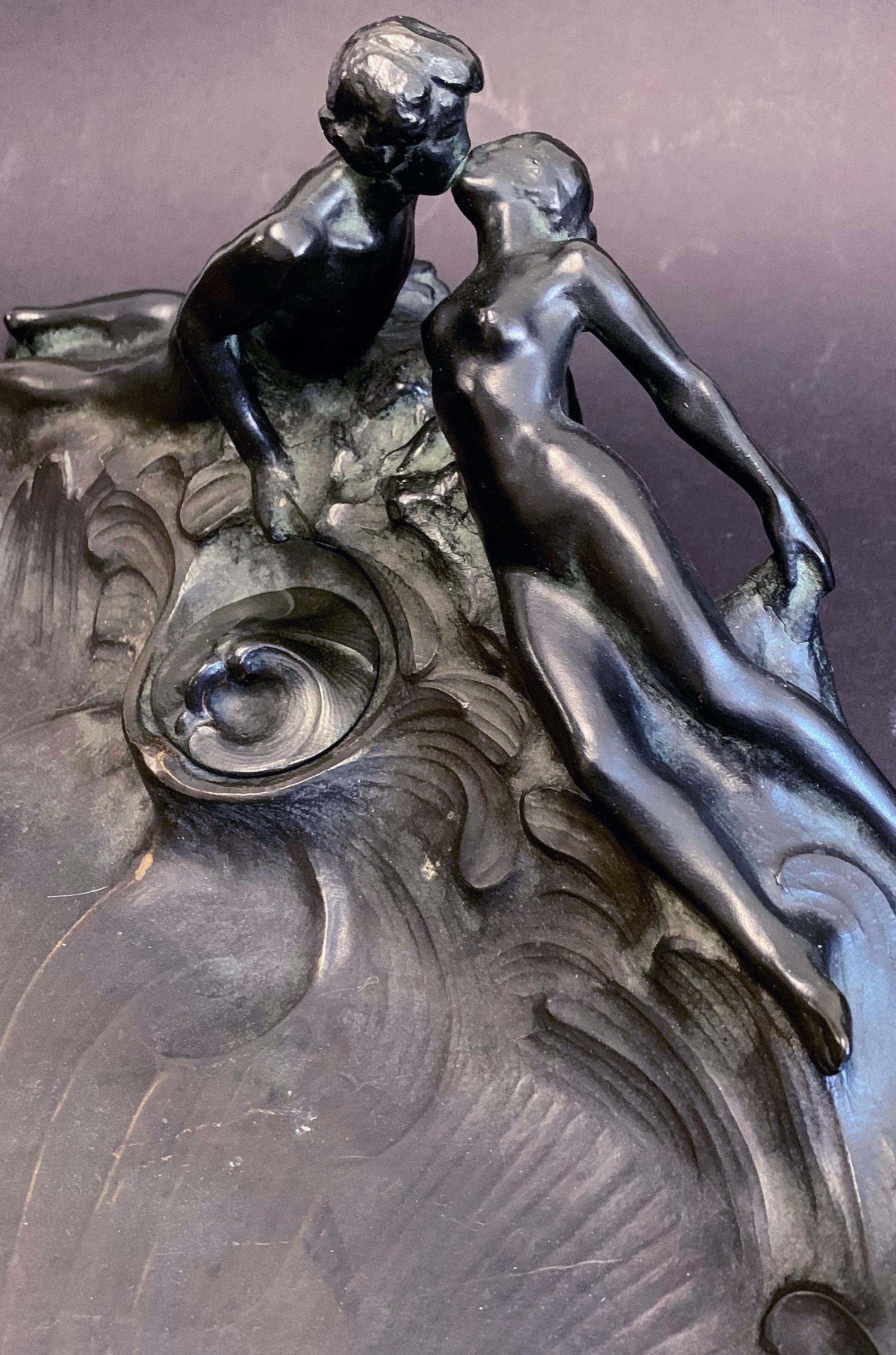 Romantisches, seltenes Bronze-Tintenfass/ Stifttablett „The Kiss“ mit Aktdarstellungen und Aquatischem Motiv (Art nouveau) im Angebot
