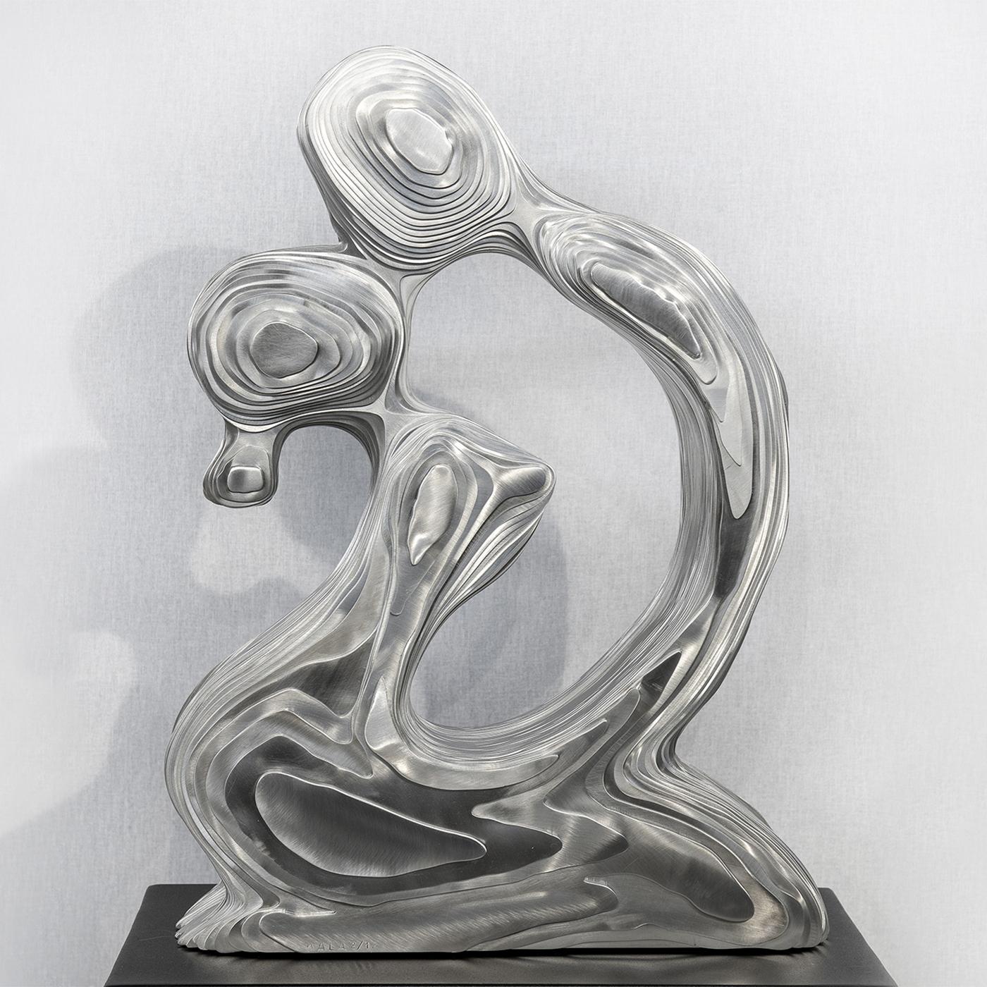 Sculpture The Kiss made with aluminium 
Hand-crafted plates. Edition of 8 pieces made in 
Welded and shaped aluminium into masterful 
Works of contemporary art.
