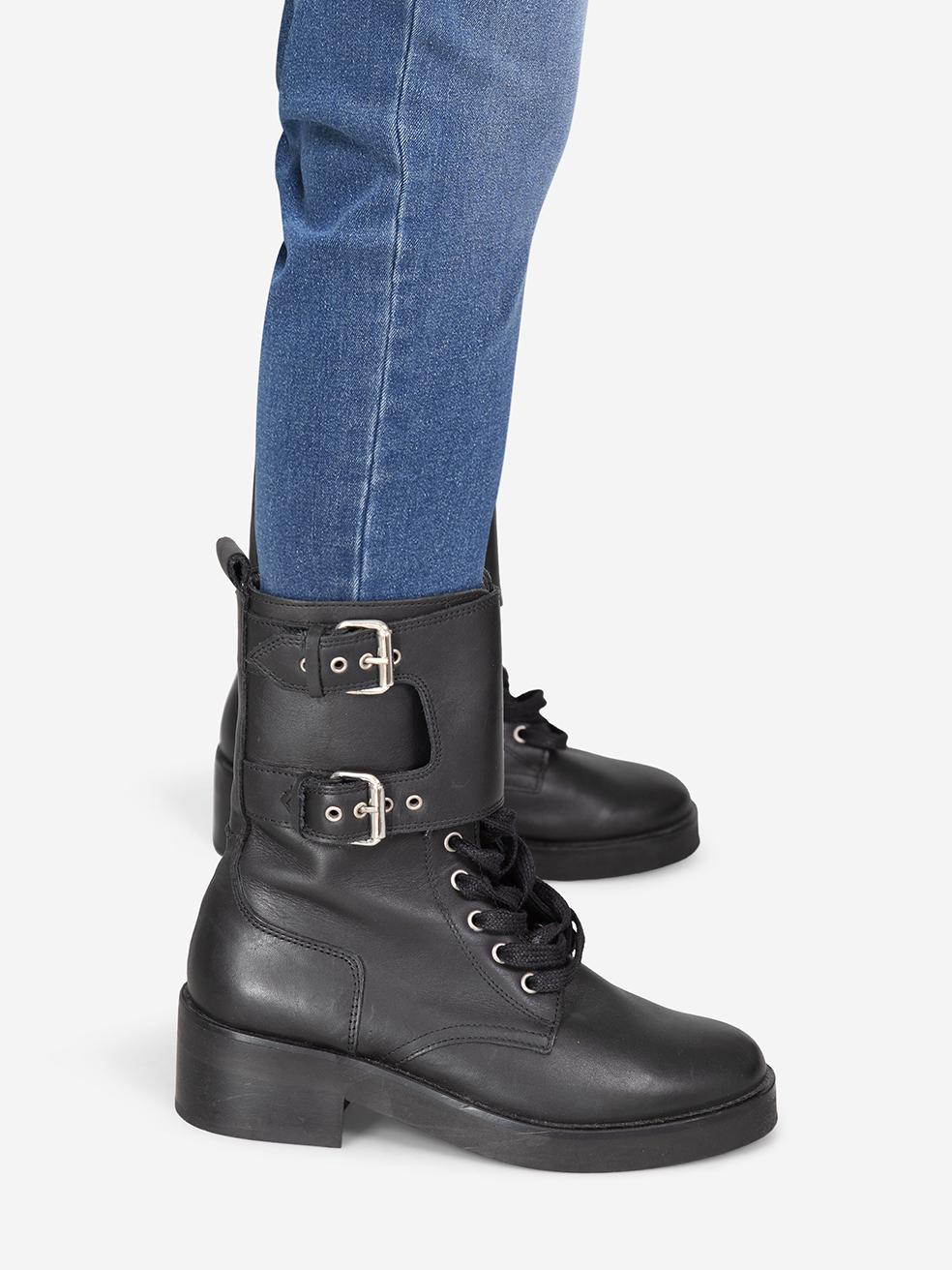 L'ÉTAT est très bon. L'usure des bottes est minime. Usure minimale au niveau de la boîte à orteils, du talon, du contrefort, de la bride de cheville et des deux côtés des deux chaussures où l'abrasion est visible sur cet article de revente de