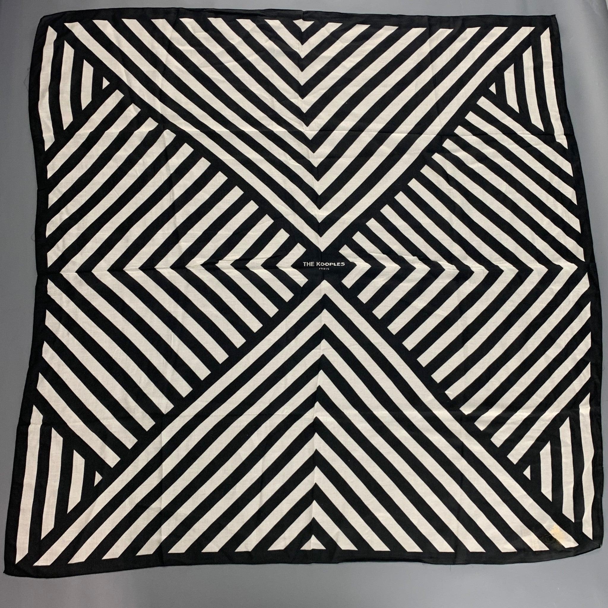 THE KOOPLES
scarf in a black and white woven fabric, featuring stripe pattern and logo.Excellent Pre-Owned Condition. 

Measurements: 
  41 inches  x 41 inches 
  
  
 
Reference: 126299
Category: Scarves & Shawls
More Details
    
Brand:  THE