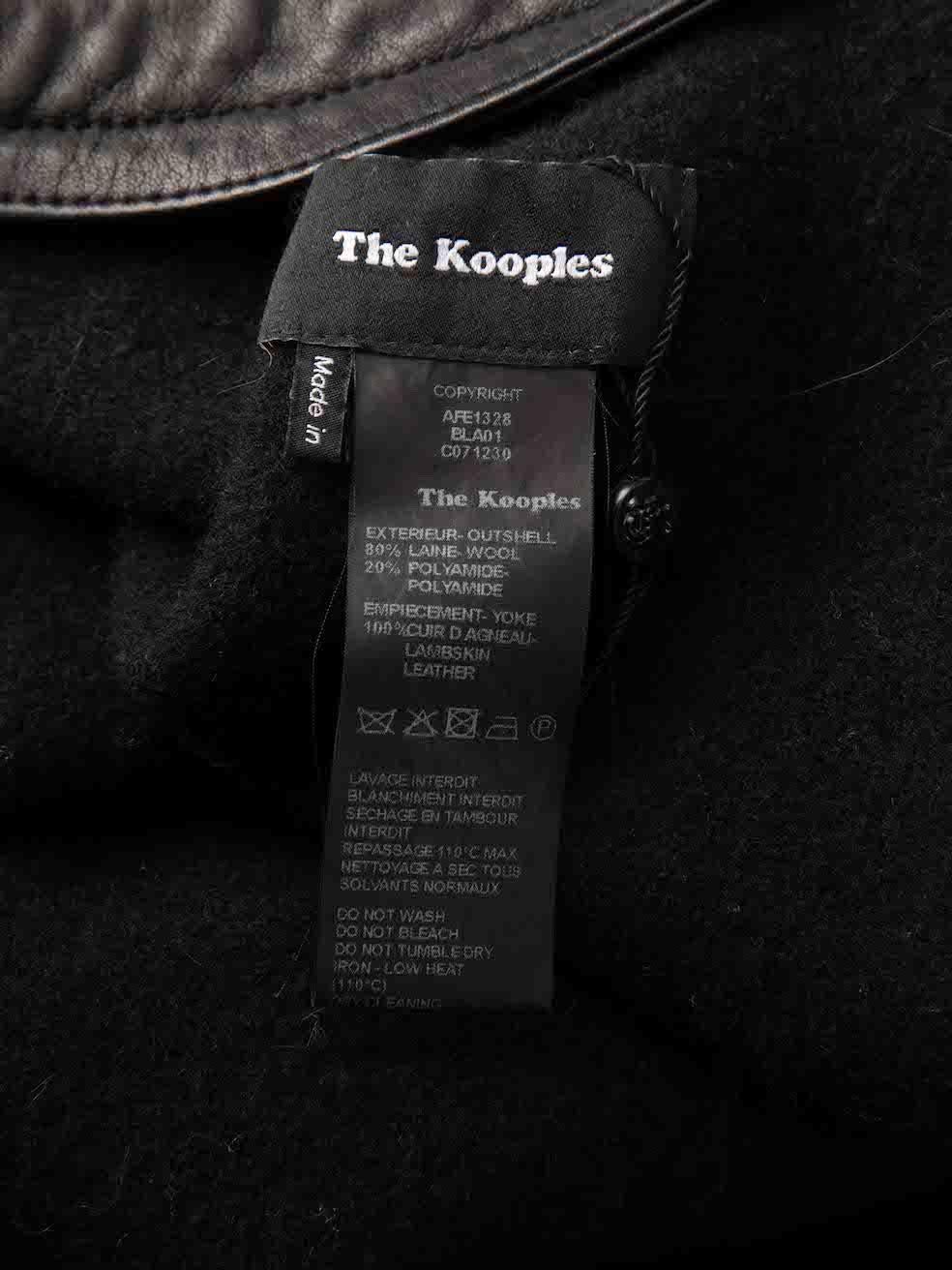 The Kooples Schwarzer Poncho mit Lederkragen und Fransen aus Wolle, Größe M Damen im Angebot