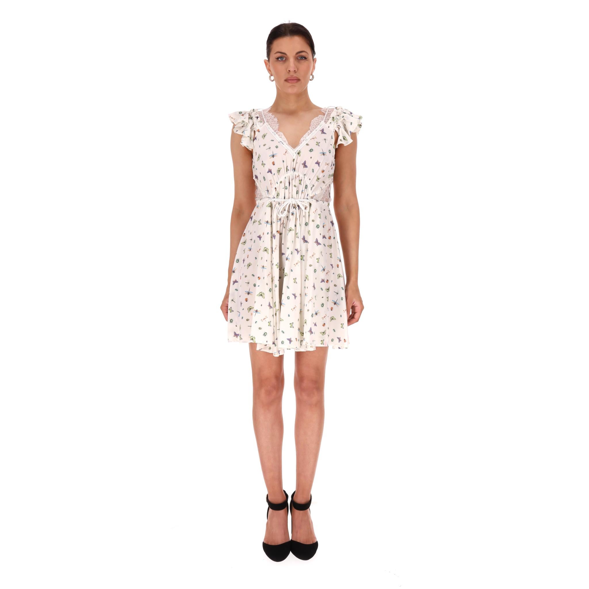 Vestido de seda con estampado de mariposas y pájaros The Kooples

Vestido blanco de seda con estampados multicolores de mariposas, insectos y pájaros.

Con escote en pico ribeteado de encaje, mangas cortas con volantes y cintura fruncida con cierre