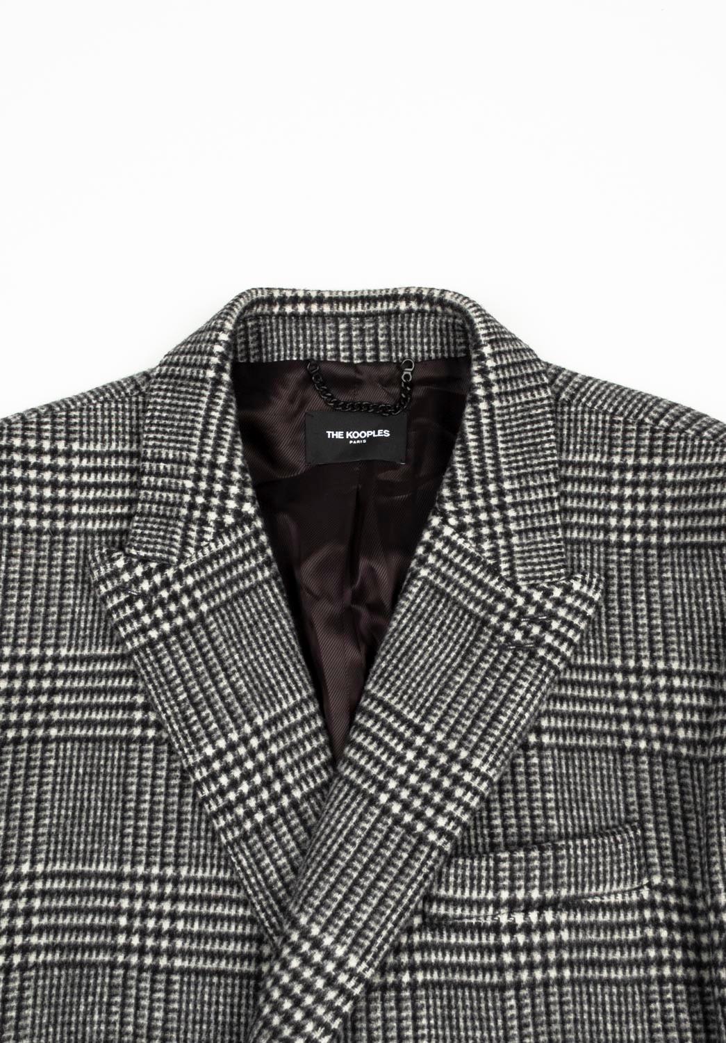 Controlla le mie altre inserzioni. Ho molti altri abiti firmati in vendita. Aperto a qualsiasi offerta.
L'articolo in vendita è un cappotto da uomo The Kooples, S946, TR5, autentico al 100%.
Colore: grigio/check
(Il colore effettivo può variare