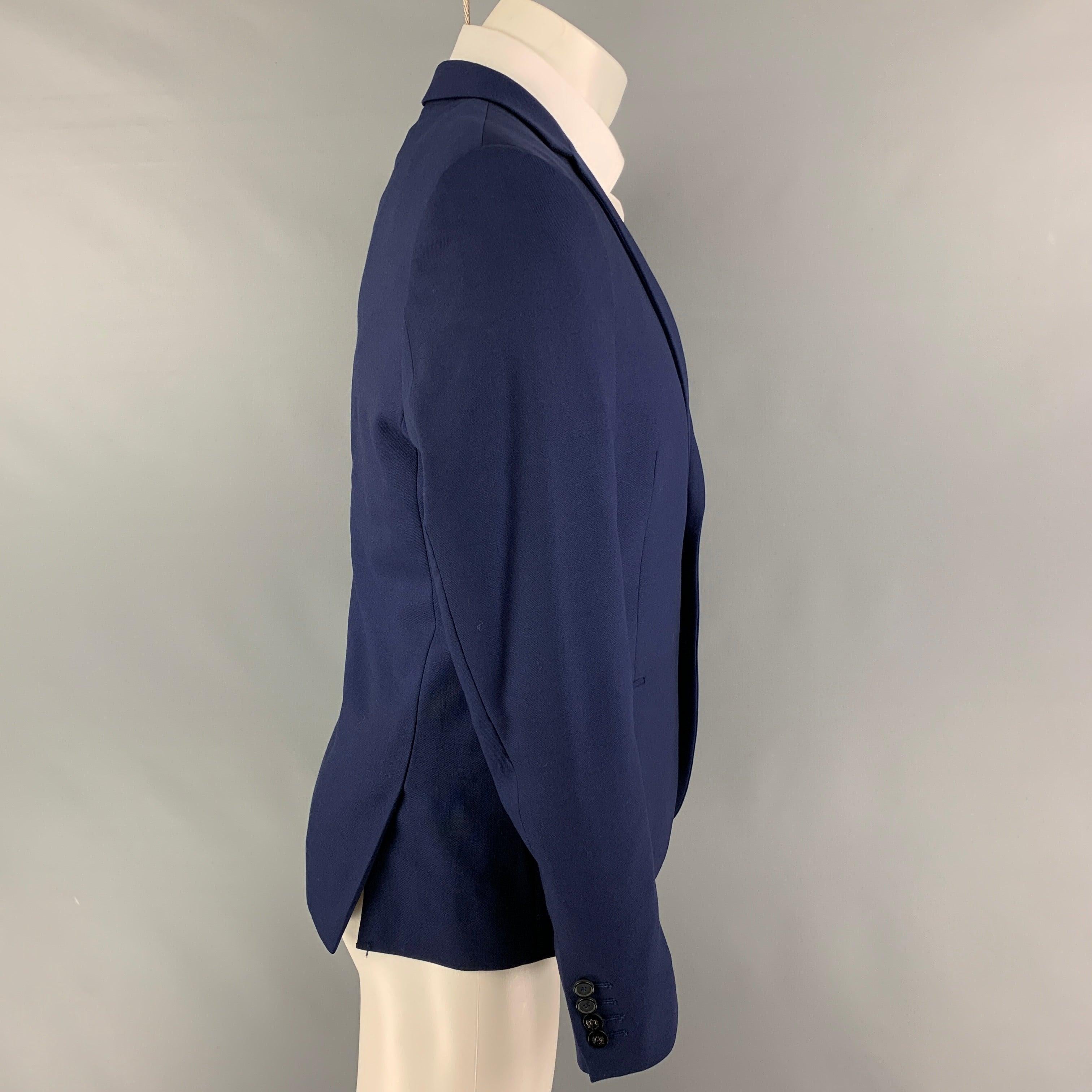 THE KOOPLES sport coat comes in a navy wool with a full liner featuring a notch lapel, flap pockets, double back vent, and a double button closure.
Very Good
Pre-Owned Condition.  

Marked:   48 

Measurements: 
 
Shoulder: 17.5 inches  Chest: 38