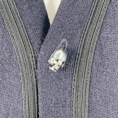 THE KOOPLES: Cárdigan de cuello en V de lana merina en azul marino y negro, talla M, con botones con forma de calavera