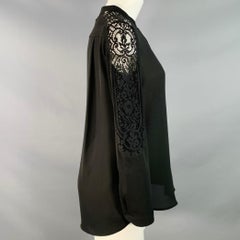 Blusa de THE KOOPLES, talla S, negra, de poliéster, sin cuello, con ribete de encaje y botones ocultos