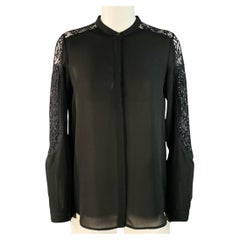 Blusa de THE KOOPLES, talla S, negra, de poliéster, sin cuello, con ribete de encaje y botones ocultos