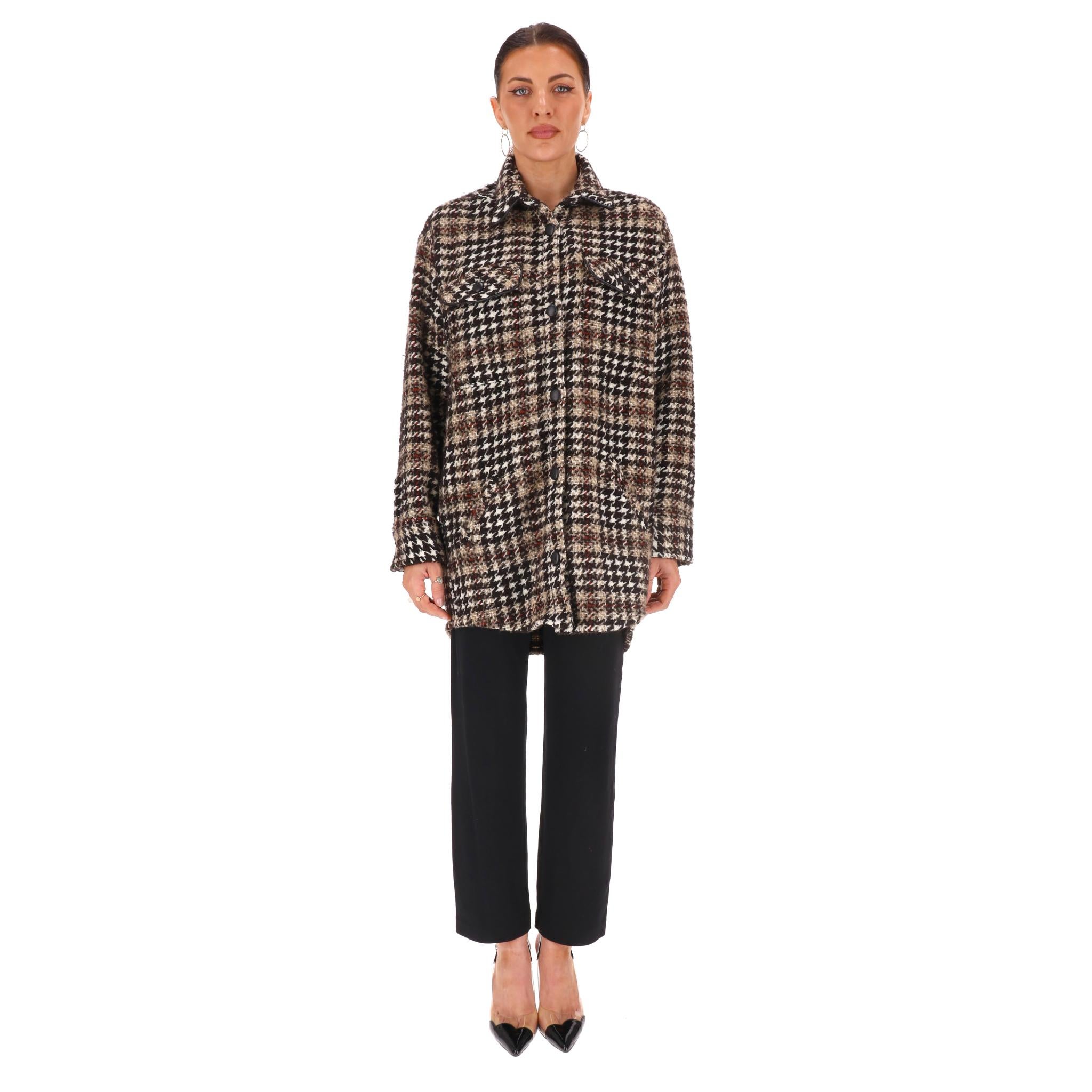 The Kooples - Giacca in pied-de-poule oversize in misto lana - Giacca/Shacket

Giacca oversize in tweed marrone con motivo pied-de-poule a quadri.

Caratterizzato da chiusura con bottoni in pelle, tasche sul petto con patta e polsini con