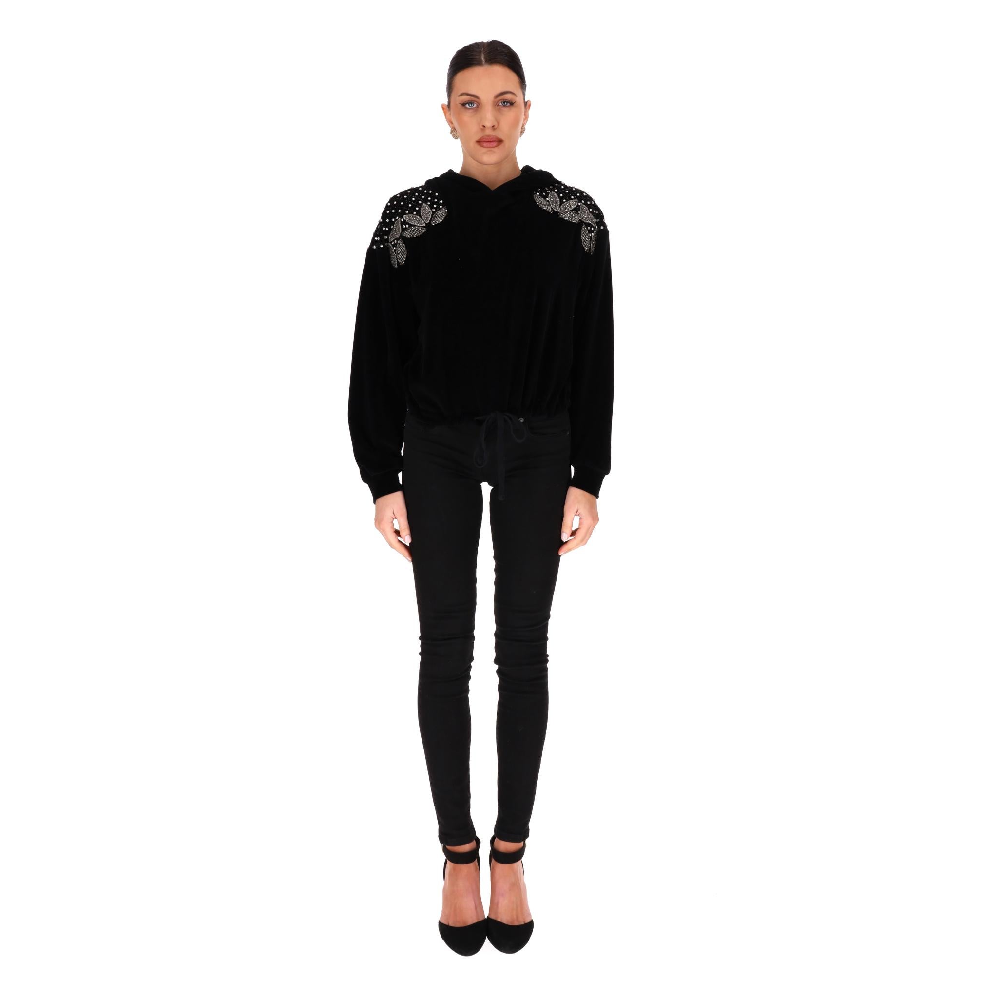 The Kooples X Sport: felpa con cappuccio in cotone impreziosita da cristalli

Felpa nera con cappuccio impreziosita da un disegno di cristalli sulle spalle.

Caratterizzato da coulisse in vita e polsini a coste.

Rrp £258

Taglia - 2 - S

Condit -