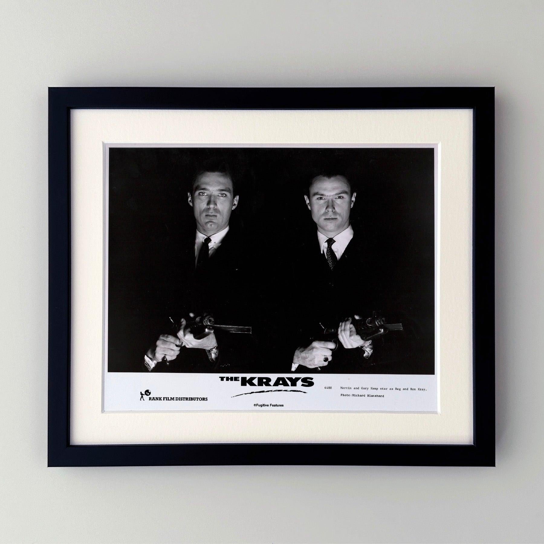 Photo publicitaire originale de 8x10 inches pour The Krays (1990) avec Gary Kemp et Martin Kemp.

Les photos de publicité (film/production) ont été créées pour aider les studios à promouvoir leurs nouveaux films. Les photos ont été incluses dans les