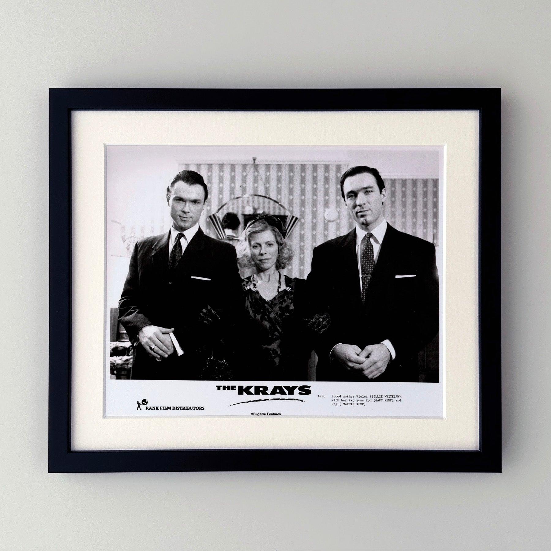 Photo publicitaire originale de 8x10 inches pour The Krays (1990) avec Gary Kemp et Martin Kemp.

Les photos de publicité (film/production) ont été créées pour aider les studios à promouvoir leurs nouveaux films. Les photos ont été incluses dans les