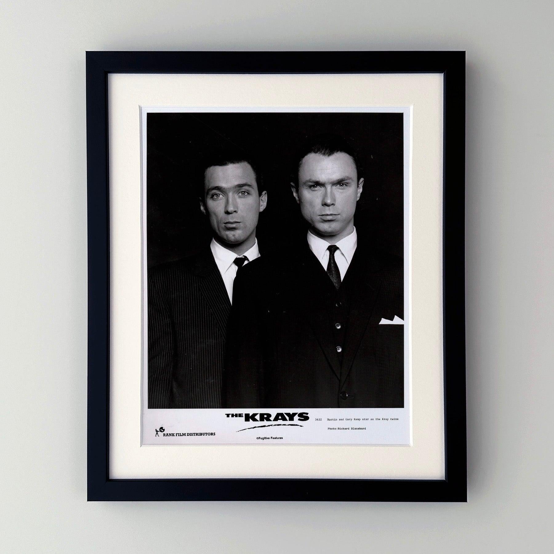 Photo publicitaire originale de 8x10 inches pour The Krays (1990) avec Gary Kemp et Martin Kemp.

Les photos de publicité (film/production) ont été créées pour aider les studios à promouvoir leurs nouveaux films. Les photos ont été incluses dans les