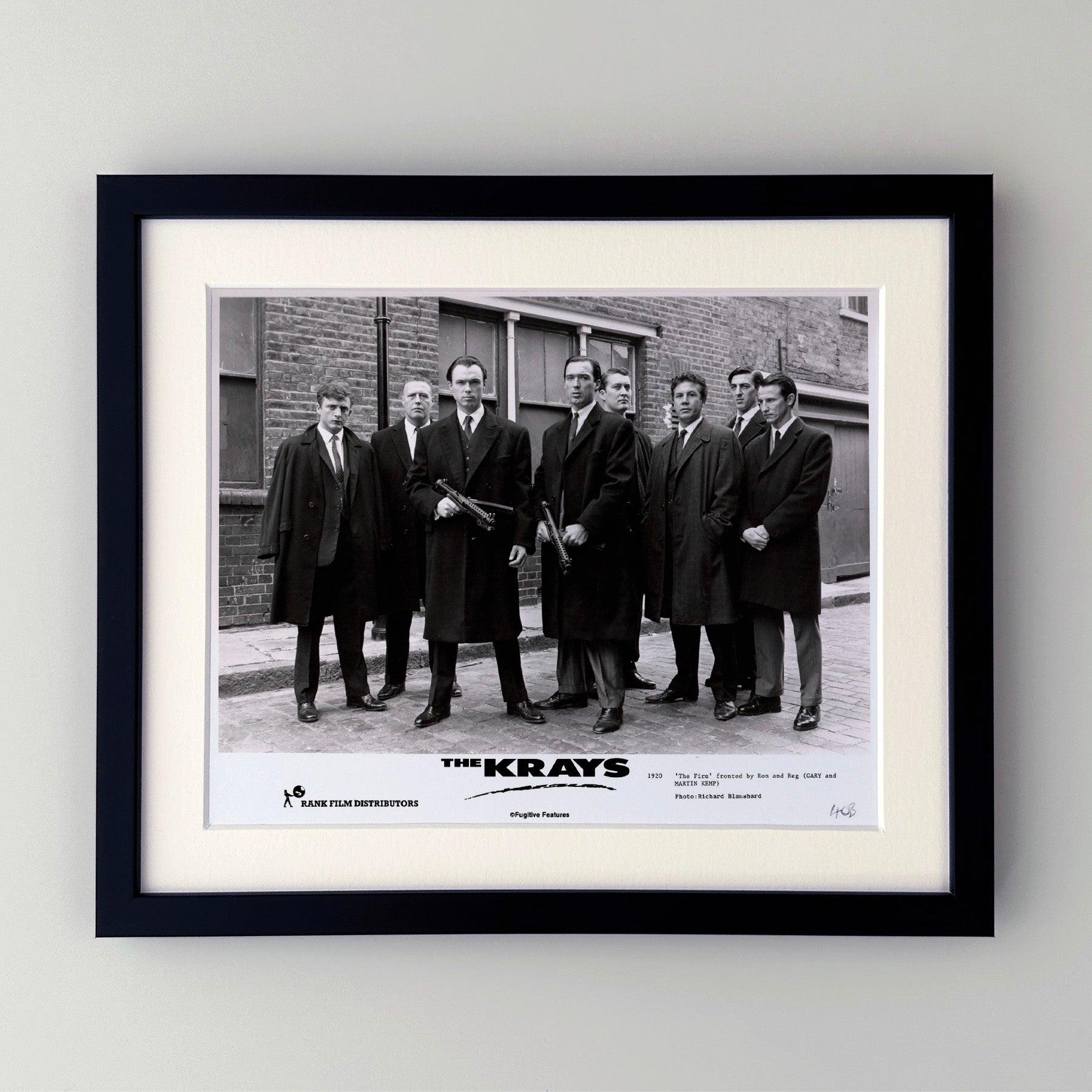 Photo publicitaire originale de 8x10 inches pour The Krays (1990) avec Gary Kemp et Martin Kemp.

Les photos de publicité (film/production) ont été créées pour aider les studios à promouvoir leurs nouveaux films. Les photos ont été incluses dans les
