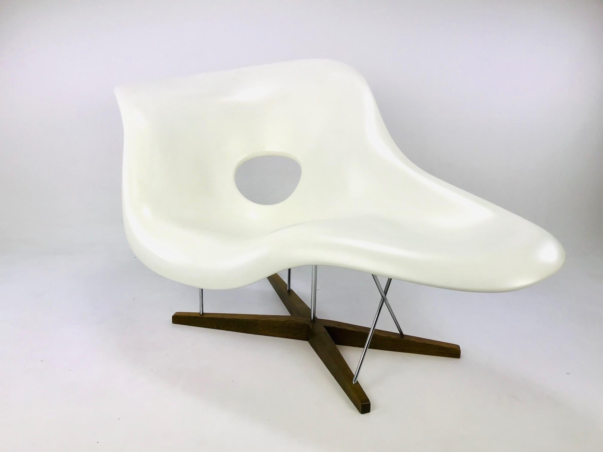The Vitra La chaise lounge chair is a design by Charles & Ray Eames. The inspiration for the La Chaise was found by the Eames couple in a sculpture by Gaston Lachaise called 'Floating Figure'. The armchair owes its name to this. The La Chaise Lounge
