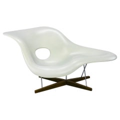 Der La Chaise Lounge Chair:: Design von Charles & Ray Eames von Vitra