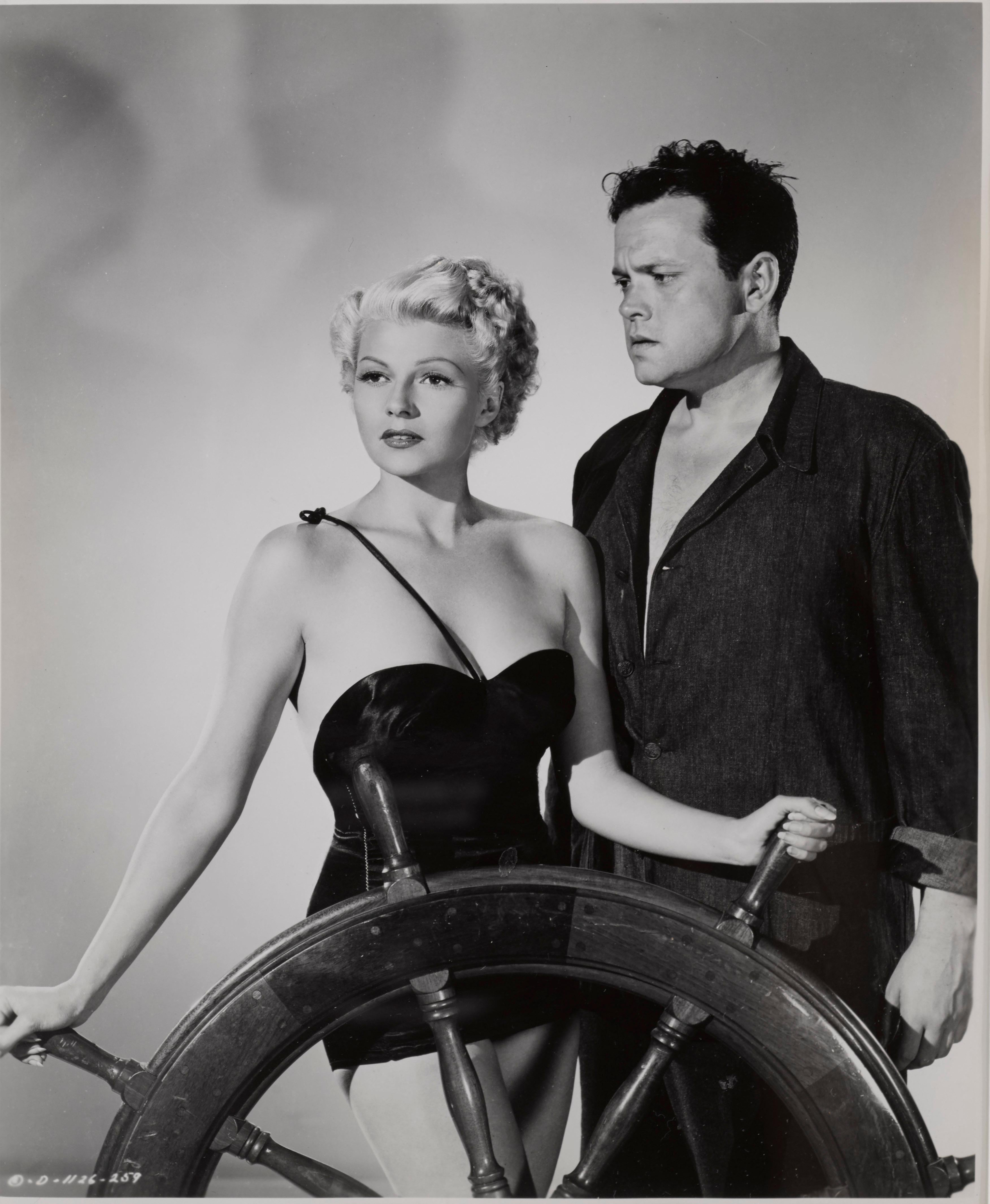 Foto de producción fotográfica original de la película de cine negro de 1948 La dama de Shanghai, protagonizada por Rita Hayworth, Orson Welles y dirigida por Orson Welles. La foto fue tomada por Robert Coburn (1900- 1990) Esta pieza 
La pieza está