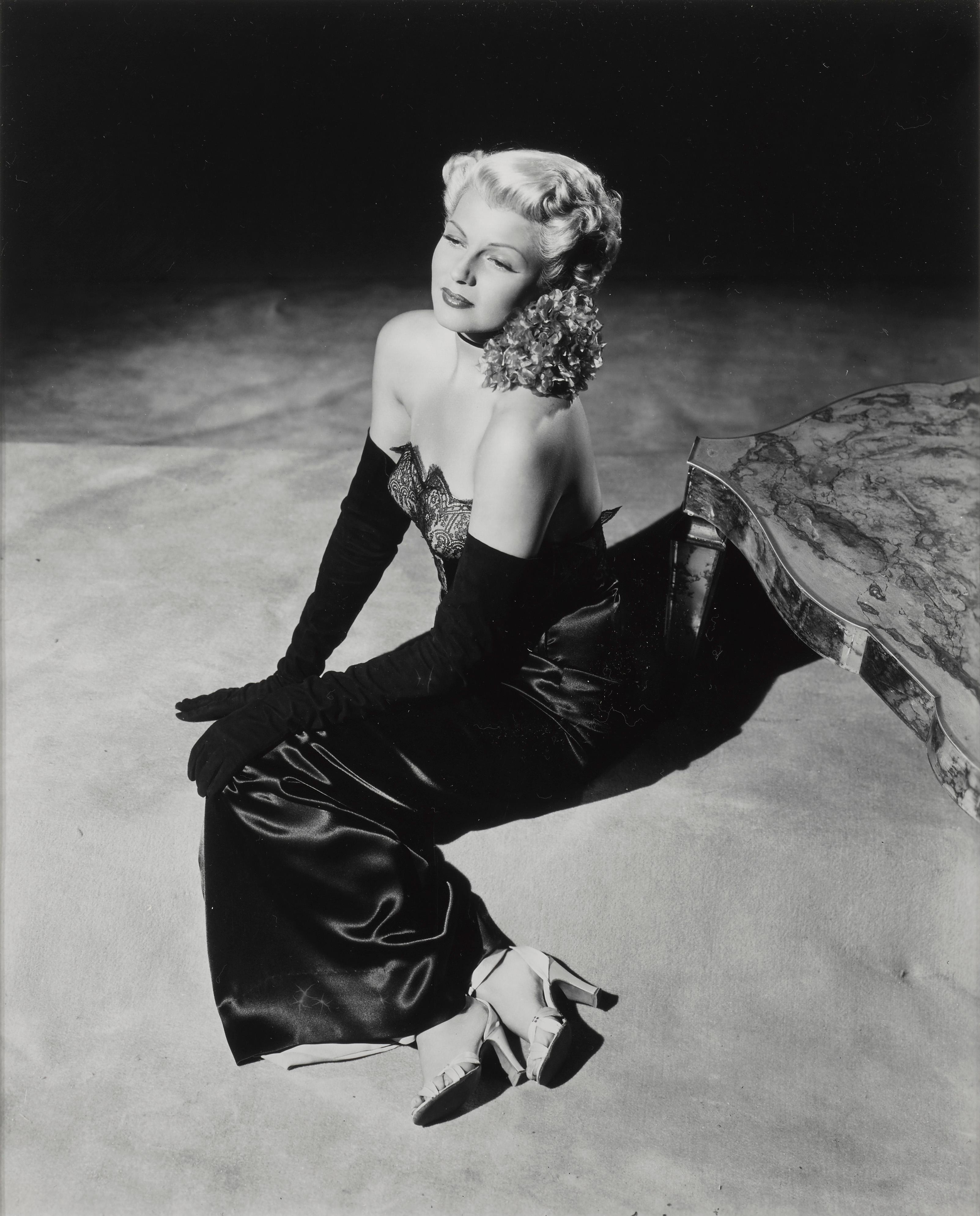 Original-Produktionsfoto aus dem Film Noir The Lady from Shanghai von 1948 mit Rita Hayworth und Orson Welles in den Hauptrollen und unter der Regie von Orson Welles. Das Foto wurde von Robert Coburn (1900- 1990) aufgenommen.
Auf der Rückseite des