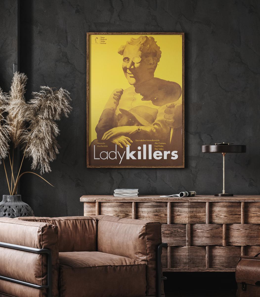 Nous adorons le design de Hans Hillmann qui figure sur cette affiche de film allemand rééditée dans les années 70 pour le classique d'Ealing The Ladykillers. Astucieux, surréaliste et engageant, en termes de design, Hillmann a certainement tué la