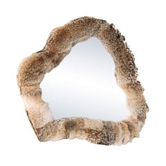 Espejo de pared con forma biomórfica THE LAKE II en piel de coyote Si Vis Pacem Stefon Diggs