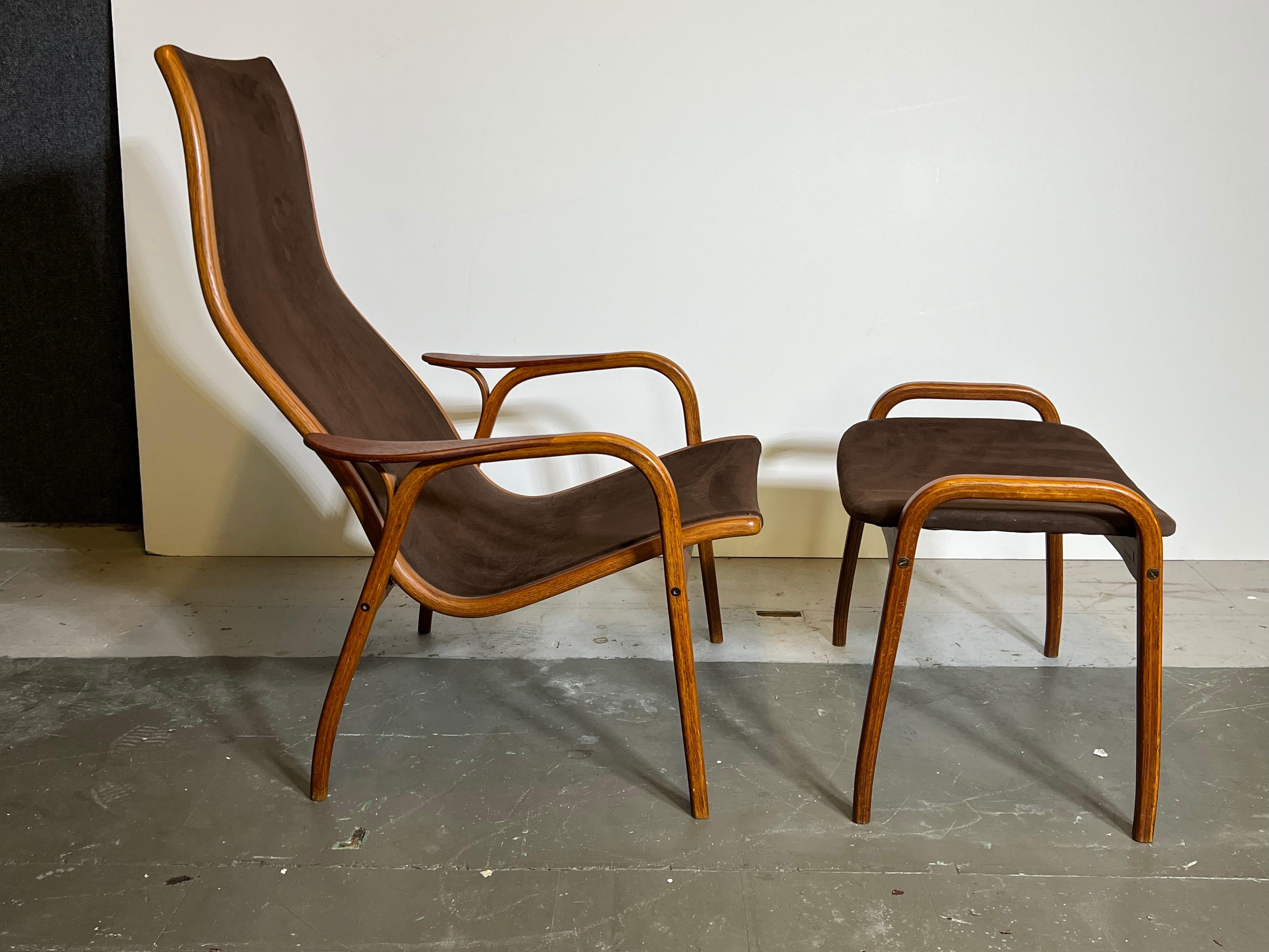 The set was designed by Swedish designer Yngve Ekström (1913-1988) in 1956 and manufactured by Swedese Möbler in Sweden.
This exceptionally light and comfortable chair, as well as its footstool are made of bent beech plywood and are recovered in