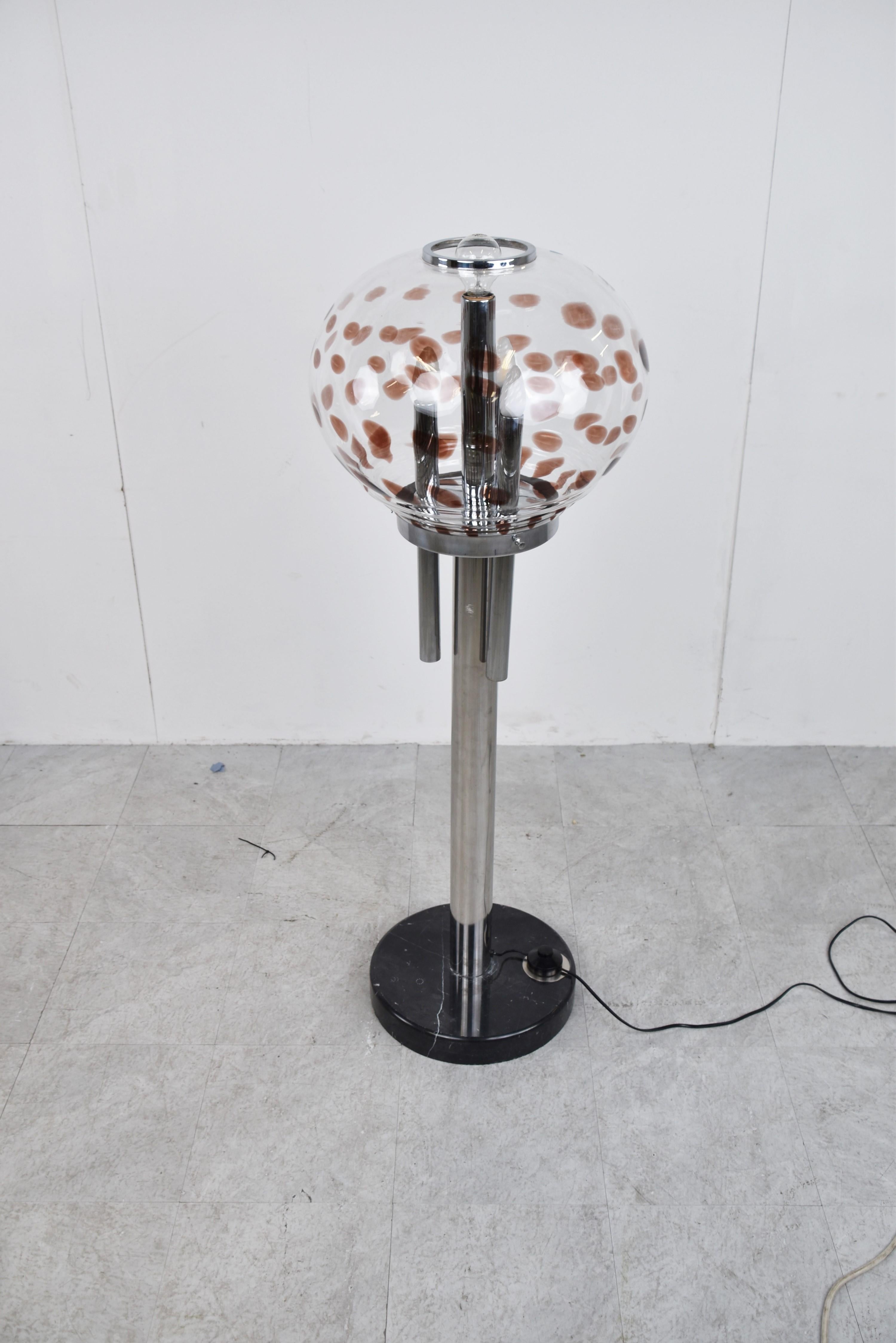 Vintage floor lamp with a chrome and black marble base featuring a stained glass lamp shade.

The lamp works with 3 e14 light bulbs and one e27 light bulbs.

Very good condition, tested and ready to use.

1960s - Italy

Height: