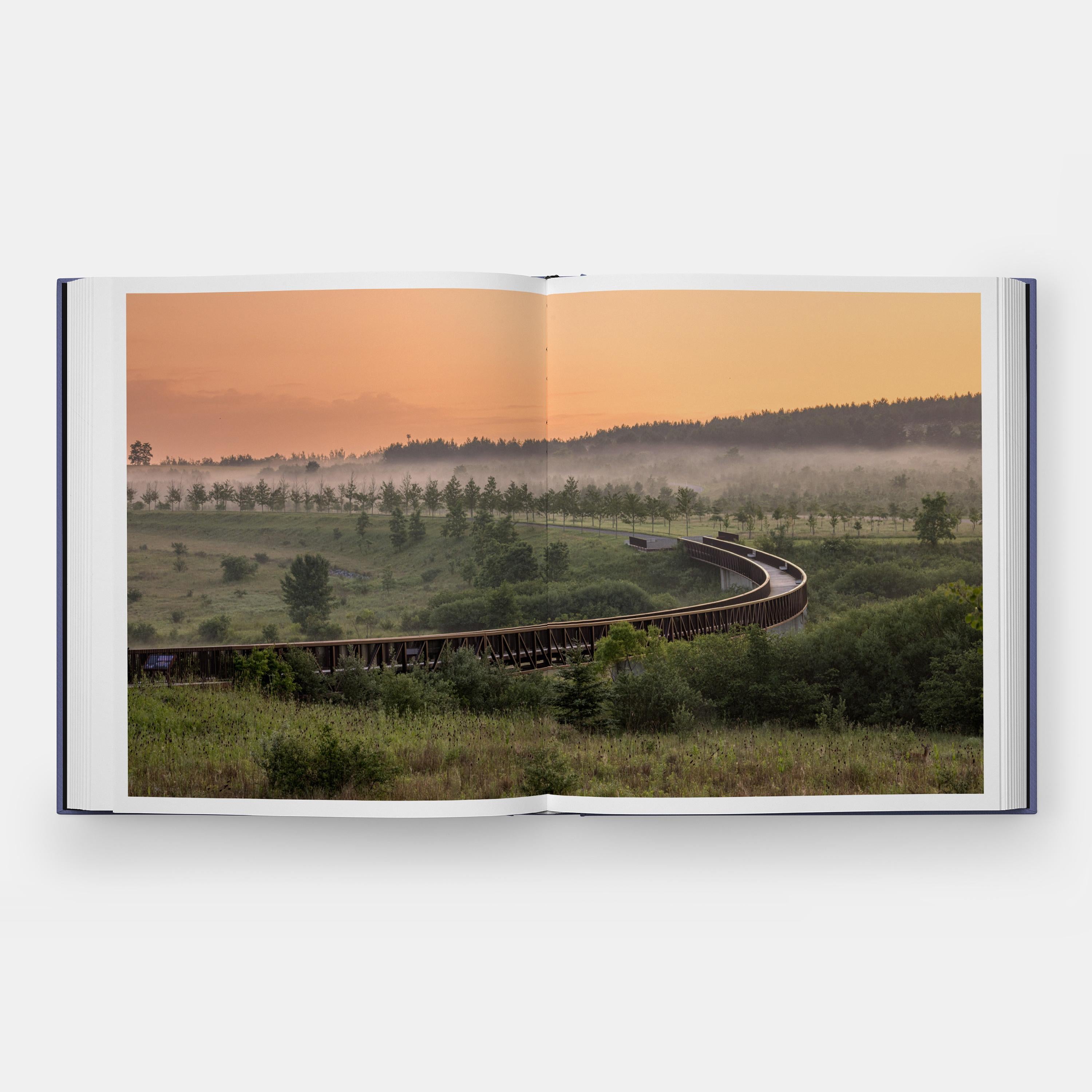 Papier The Land Is Full : Nelson Byrd Woltz Landscape Architects en vente