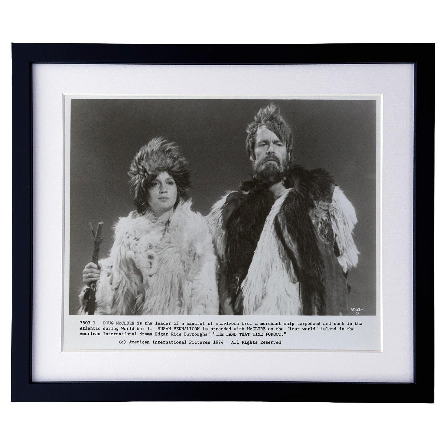 La terra dimenticata dal tempo (1974) Foto pubblicitaria - Incorniciata