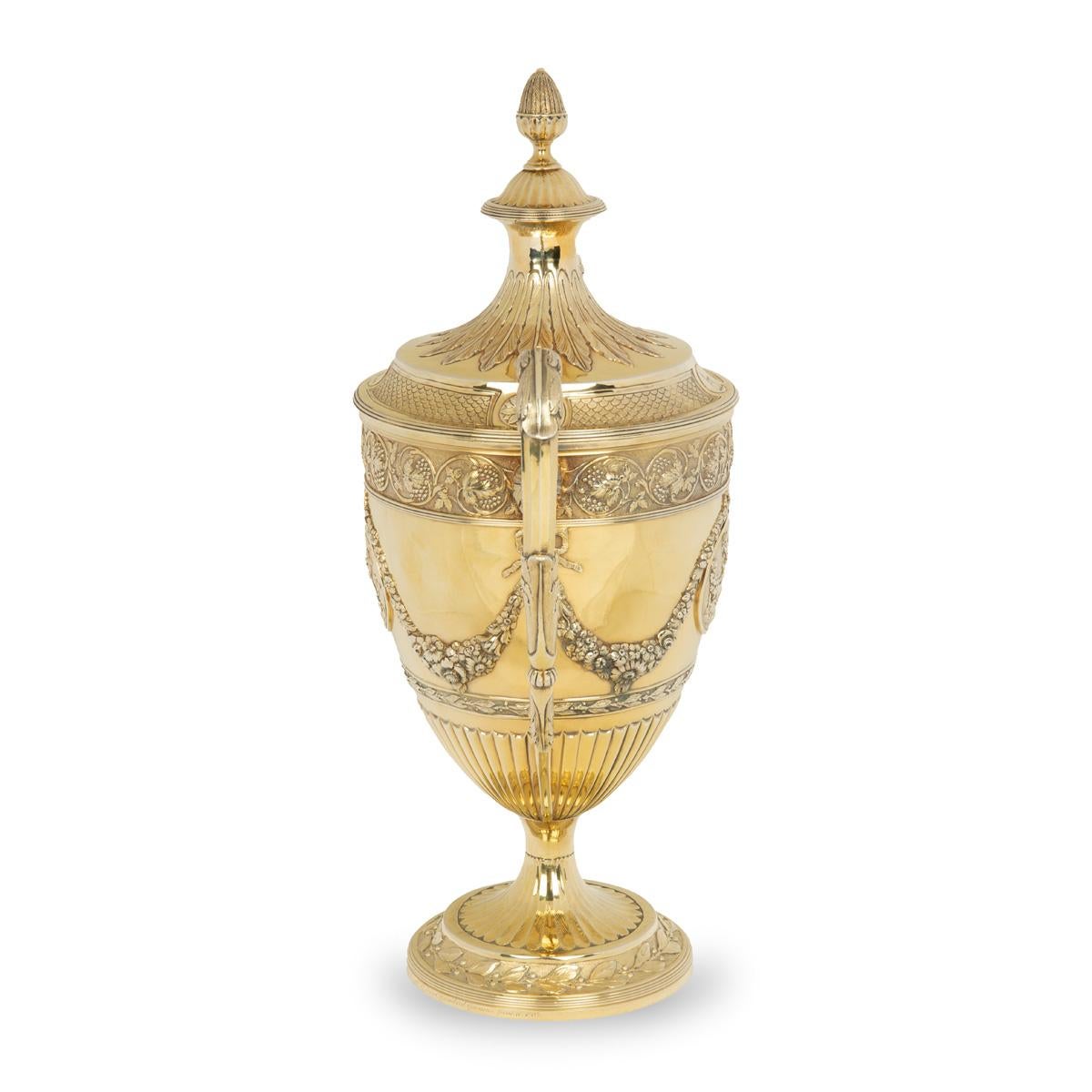 El gran e interesante trofeo de plata dorada del capitán George Welstead, adquirido con el dinero del premio de la Compañía de las Indias Orientales, 1805, en forma de copa con pie y tapa separada, con dos asas arqueadas de acanto, incisas y
