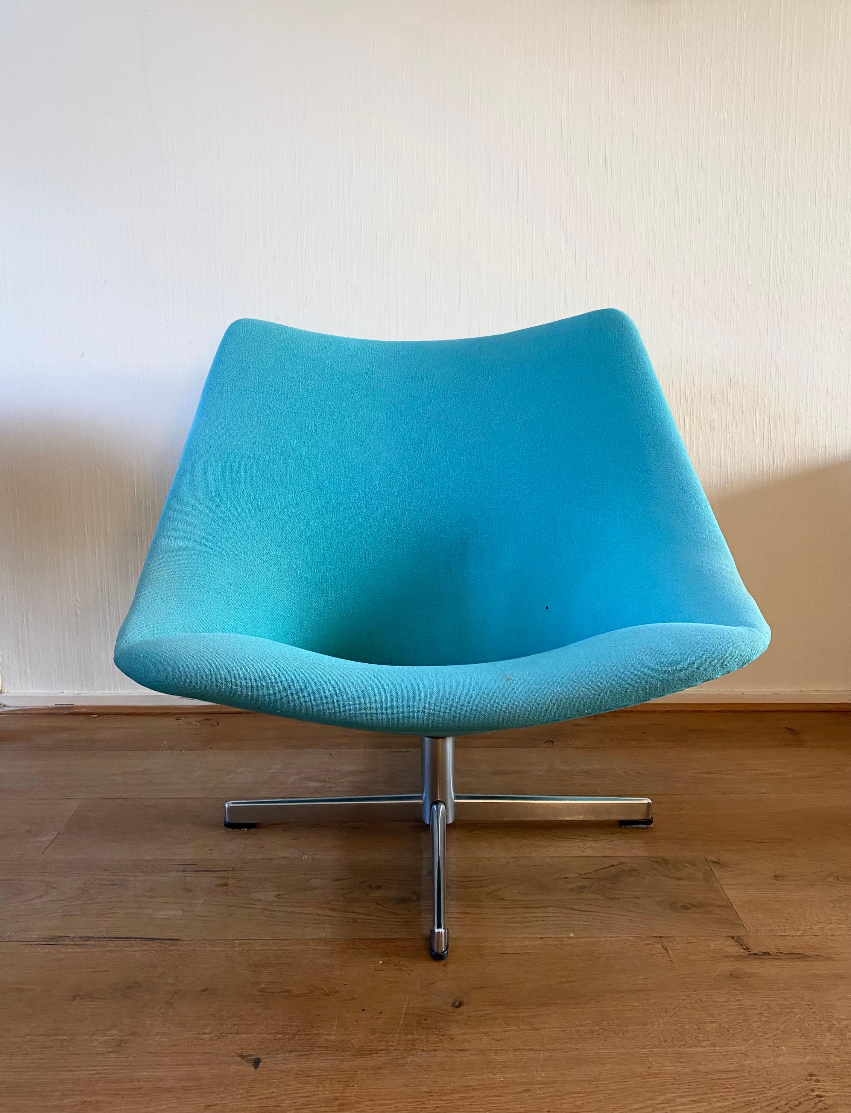 Version inhabituelle de la chaise Oyster par Pierre Paulin pour Artifort. Les chaises sont dotées d'un grand siège confortable avec le tissu original de couleur Menthe/Aqua et d'une étoile en métal ou d'un pied pivotant, base. La pièce est en très