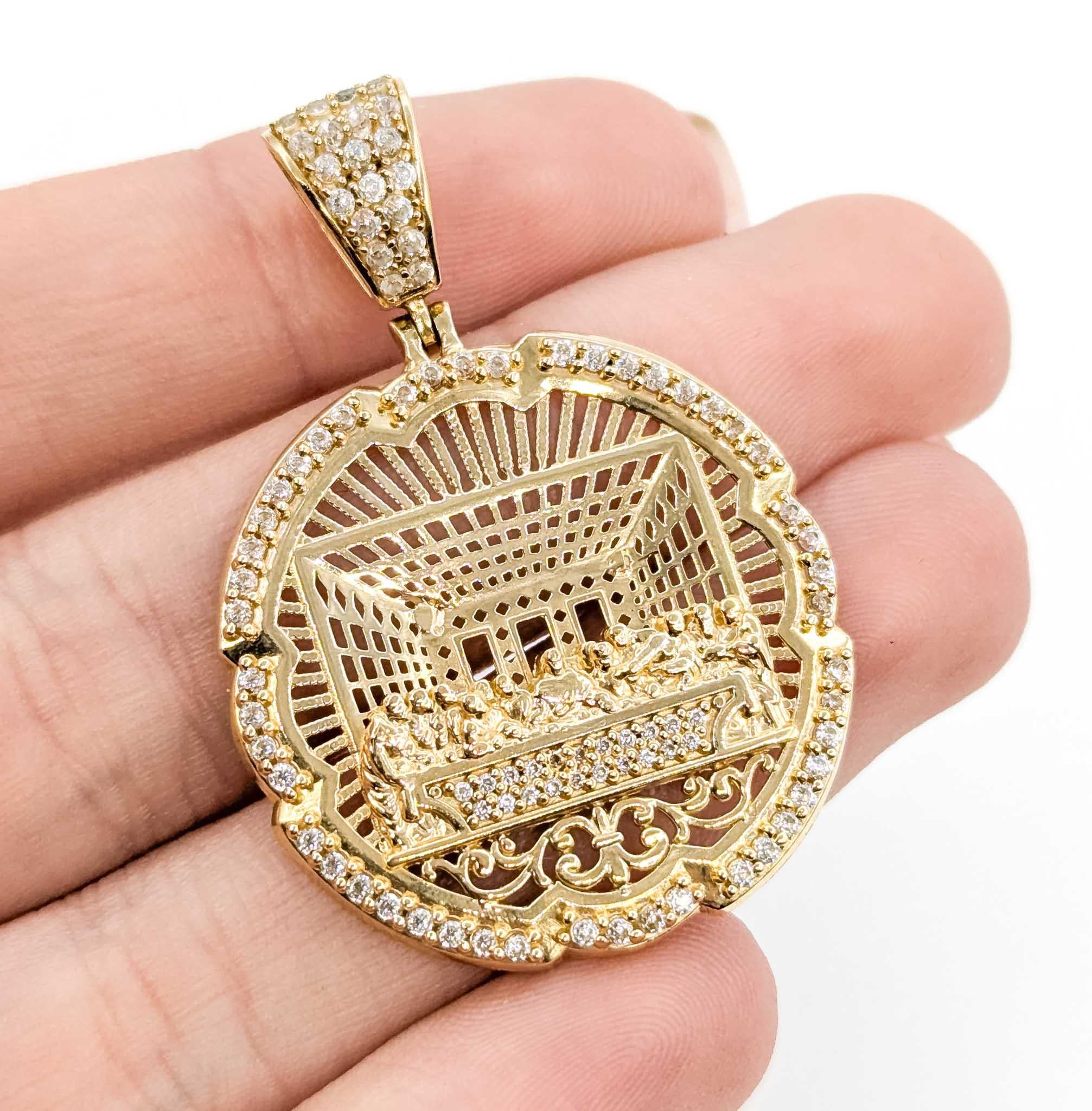 Dieser exquisite Abendmahlsanhänger ist aus 10 Karat Gelbgold gefertigt und mit funkelnden Zirkoniasteinen verziert. Das detaillierte Relief stellt die biblische Szene mit bemerkenswerter Tiefe und Dimension dar, umrahmt von einer schimmernden