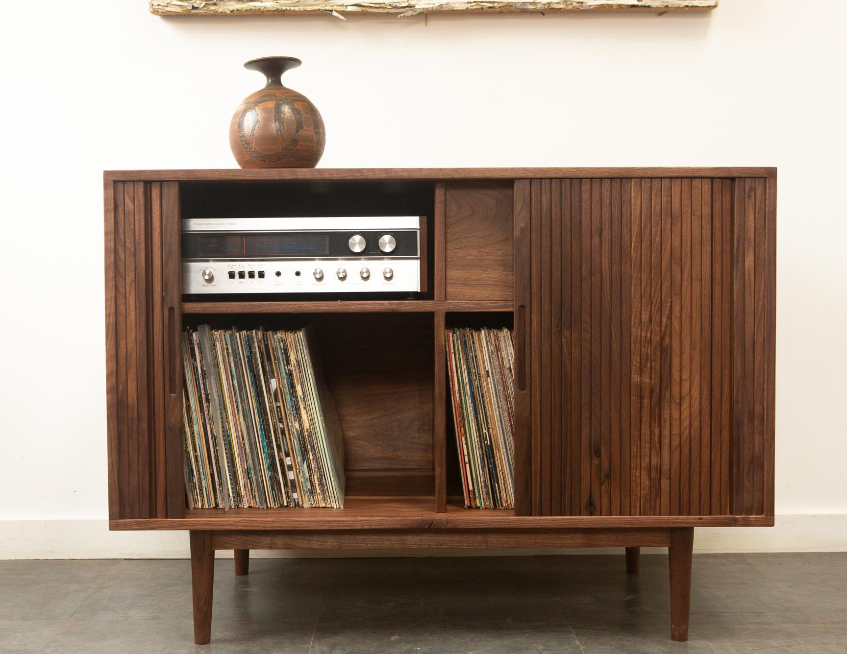 Diese Kredenz ist eine Stereokonsole mit Rolltüren, inspiriert von Mid Century Modern Design, der Liebe zu Musik und Schallplatten und unserem Freund Lawrence, der dieses Stück in Auftrag gegeben hat. Es ist aus wunderschönem, massivem Walnussholz