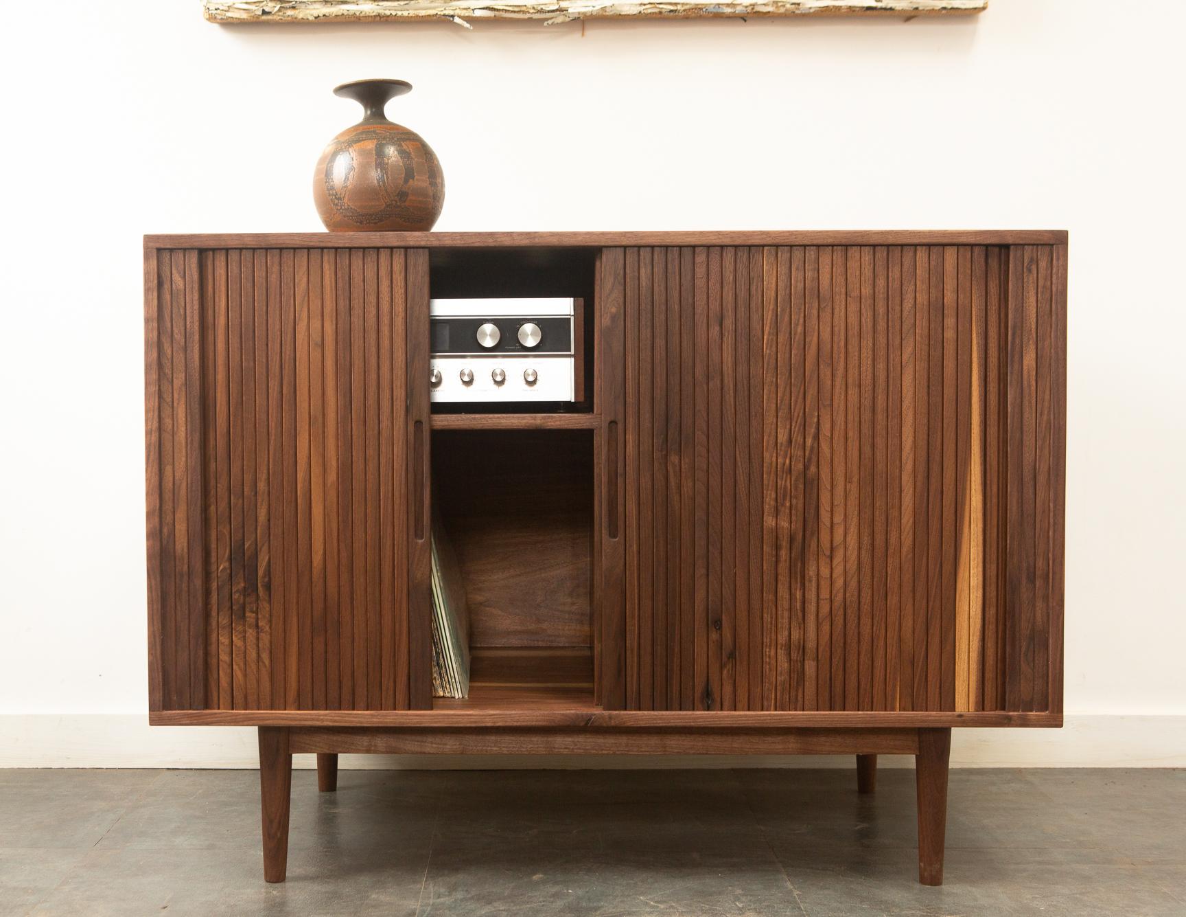 Stereo-Anrichte mit Lawrence Tambour-Türtür (Moderne der Mitte des Jahrhunderts) im Angebot