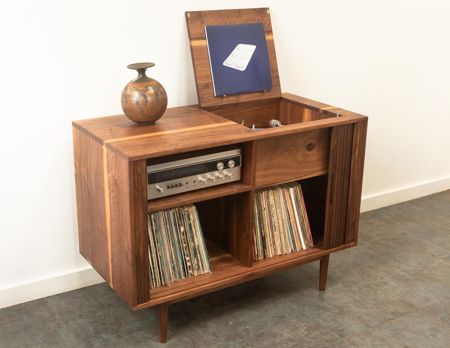 Stereo-Anrichte mit Lawrence Tambour-Türtür (amerikanisch) im Angebot
