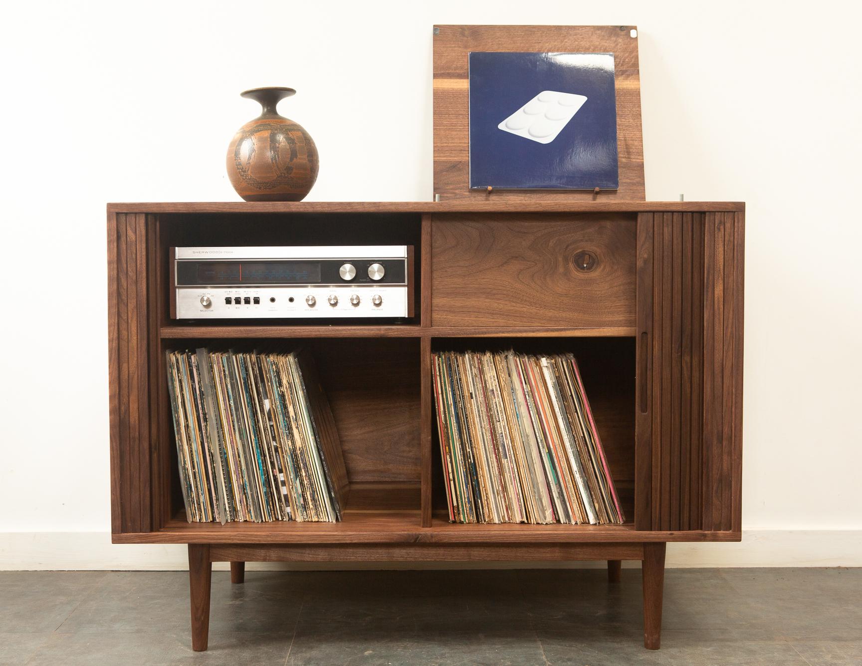 Stereo-Anrichte mit Lawrence Tambour-Türtür (Handgefertigt) im Angebot