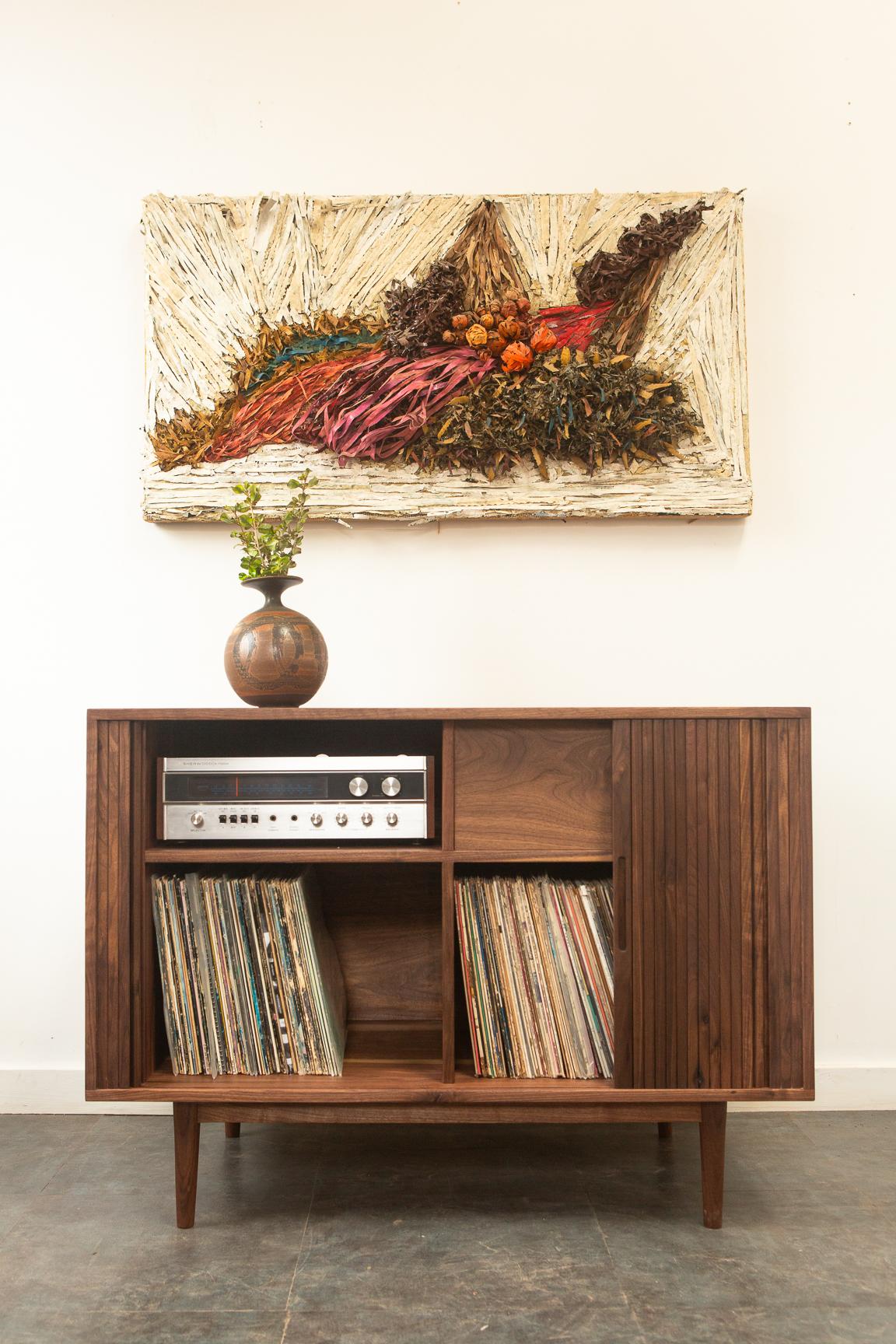 Stereo-Anrichte mit Lawrence Tambour-Türtür im Zustand „Hervorragend“ im Angebot in Long Beach, CA