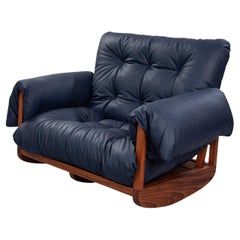 Der Laziness-Sessel aus brasilianischem Massivholz und Leder mit Schaukelhocker